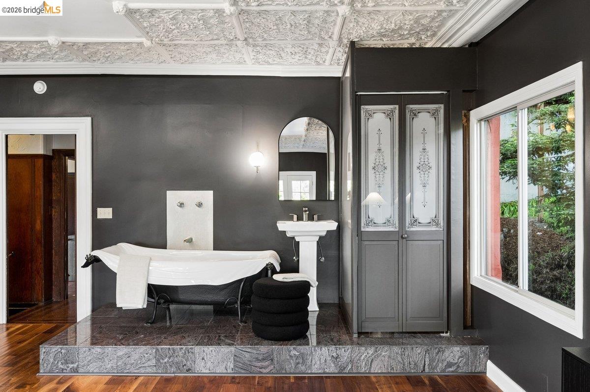 Detail Gallery Image 38 of 79 For 1049 Keith Ave, Berkeley,  CA 94708 - 4 Beds | 4 Baths