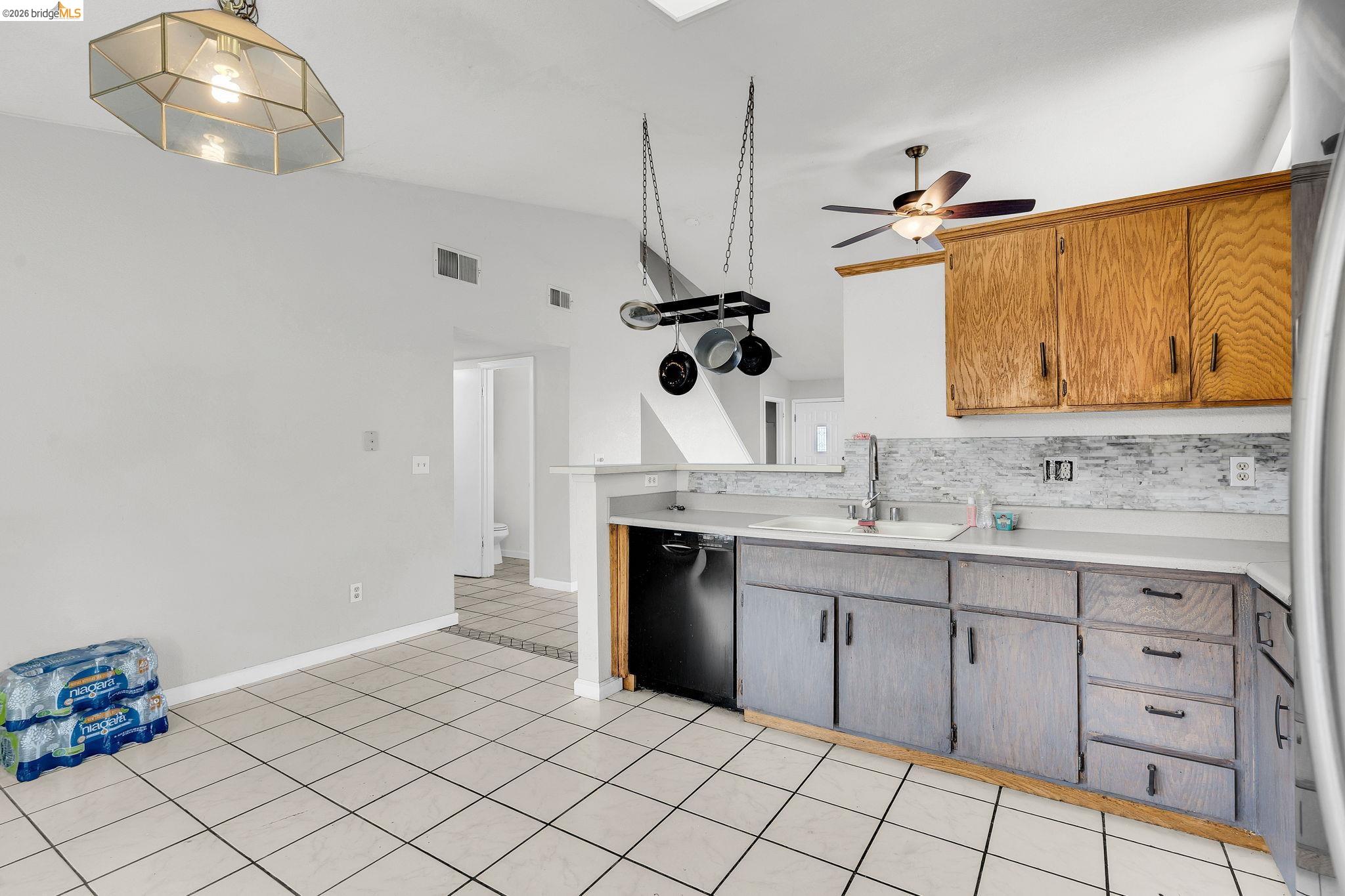 Detail Gallery Image 11 of 44 For 1258 Lloyd Thayer Cir, Stockton,  CA 95206 - 4 Beds | 2/1 Baths