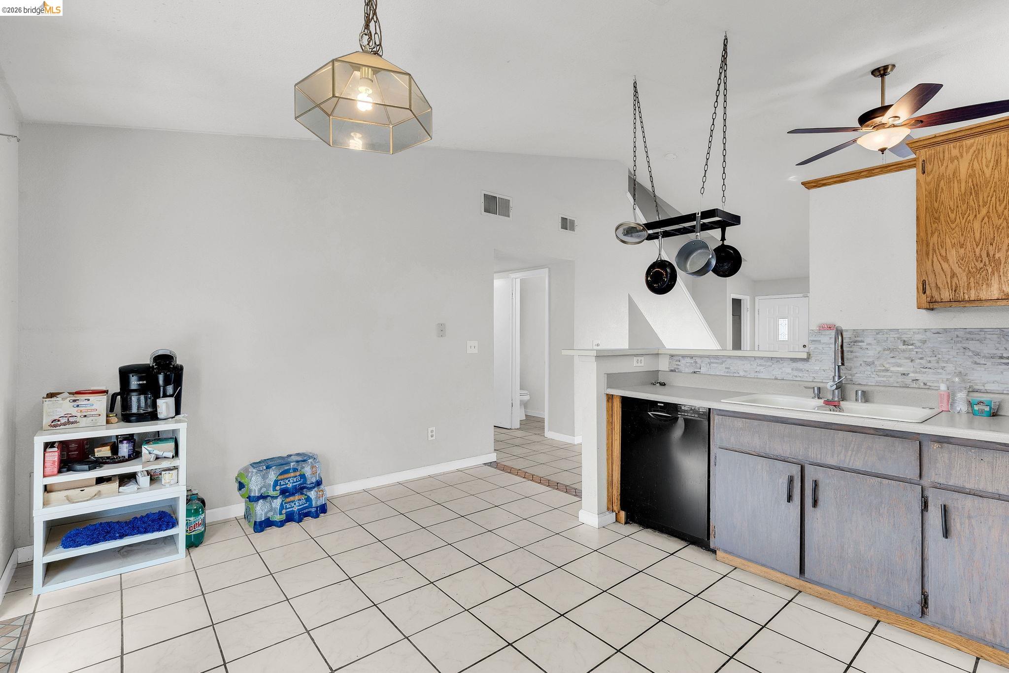 Detail Gallery Image 12 of 44 For 1258 Lloyd Thayer Cir, Stockton,  CA 95206 - 4 Beds | 2/1 Baths