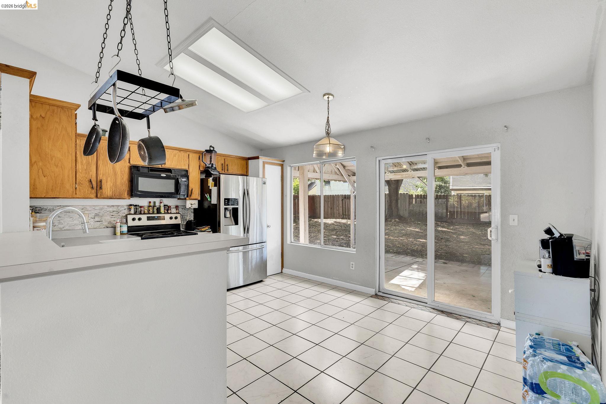 Detail Gallery Image 13 of 44 For 1258 Lloyd Thayer Cir, Stockton,  CA 95206 - 4 Beds | 2/1 Baths