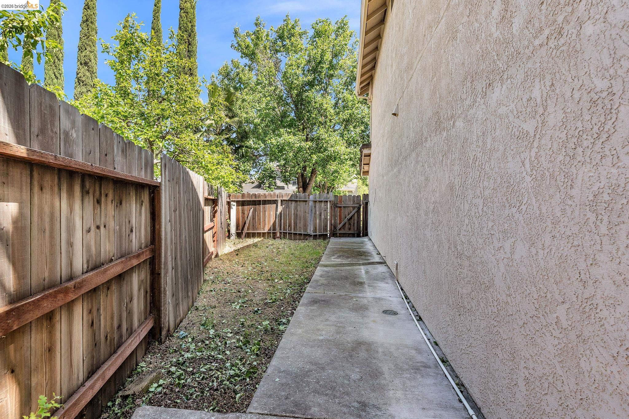 Detail Gallery Image 34 of 44 For 1258 Lloyd Thayer Cir, Stockton,  CA 95206 - 4 Beds | 2/1 Baths