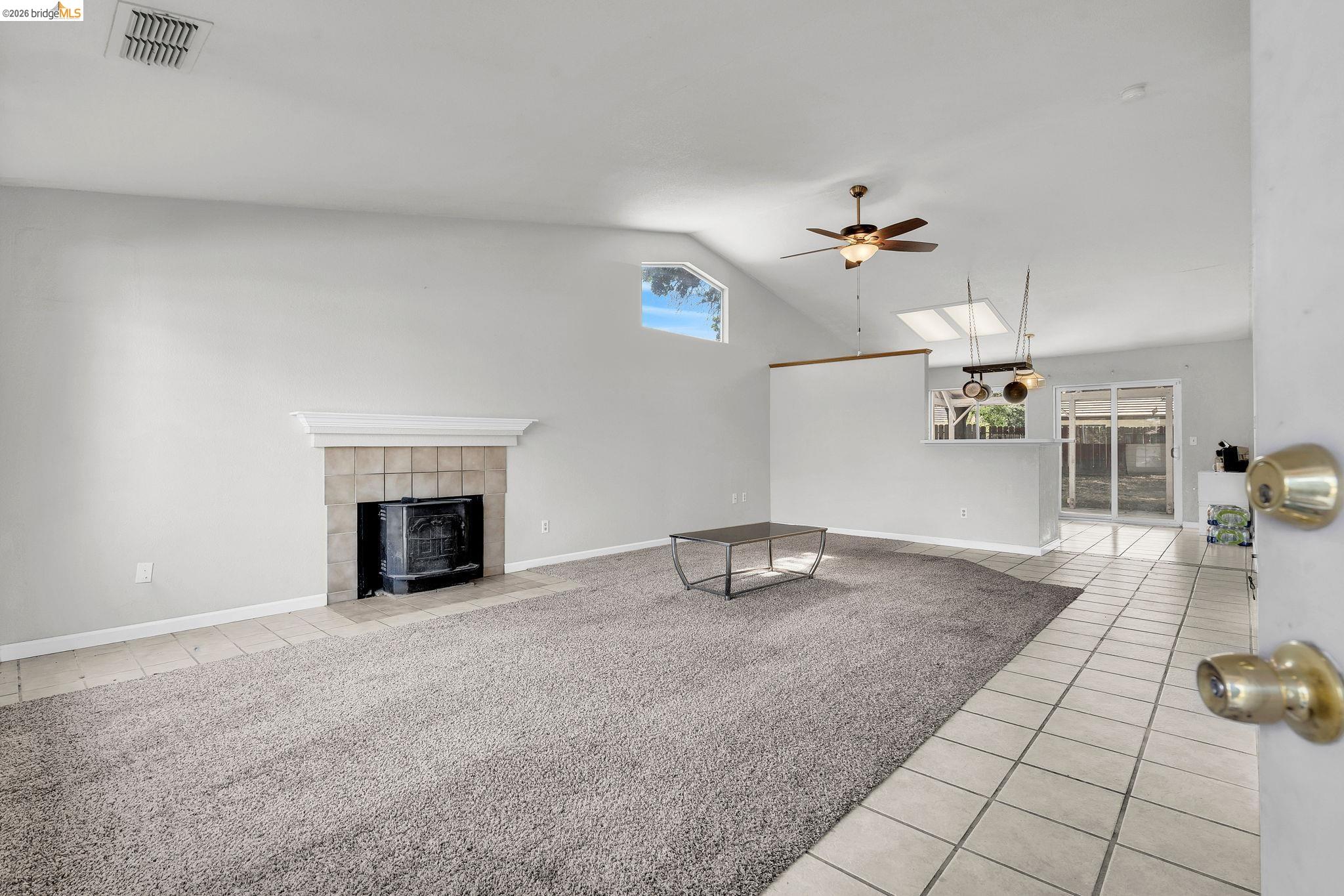 Detail Gallery Image 6 of 44 For 1258 Lloyd Thayer Cir, Stockton,  CA 95206 - 4 Beds | 2/1 Baths