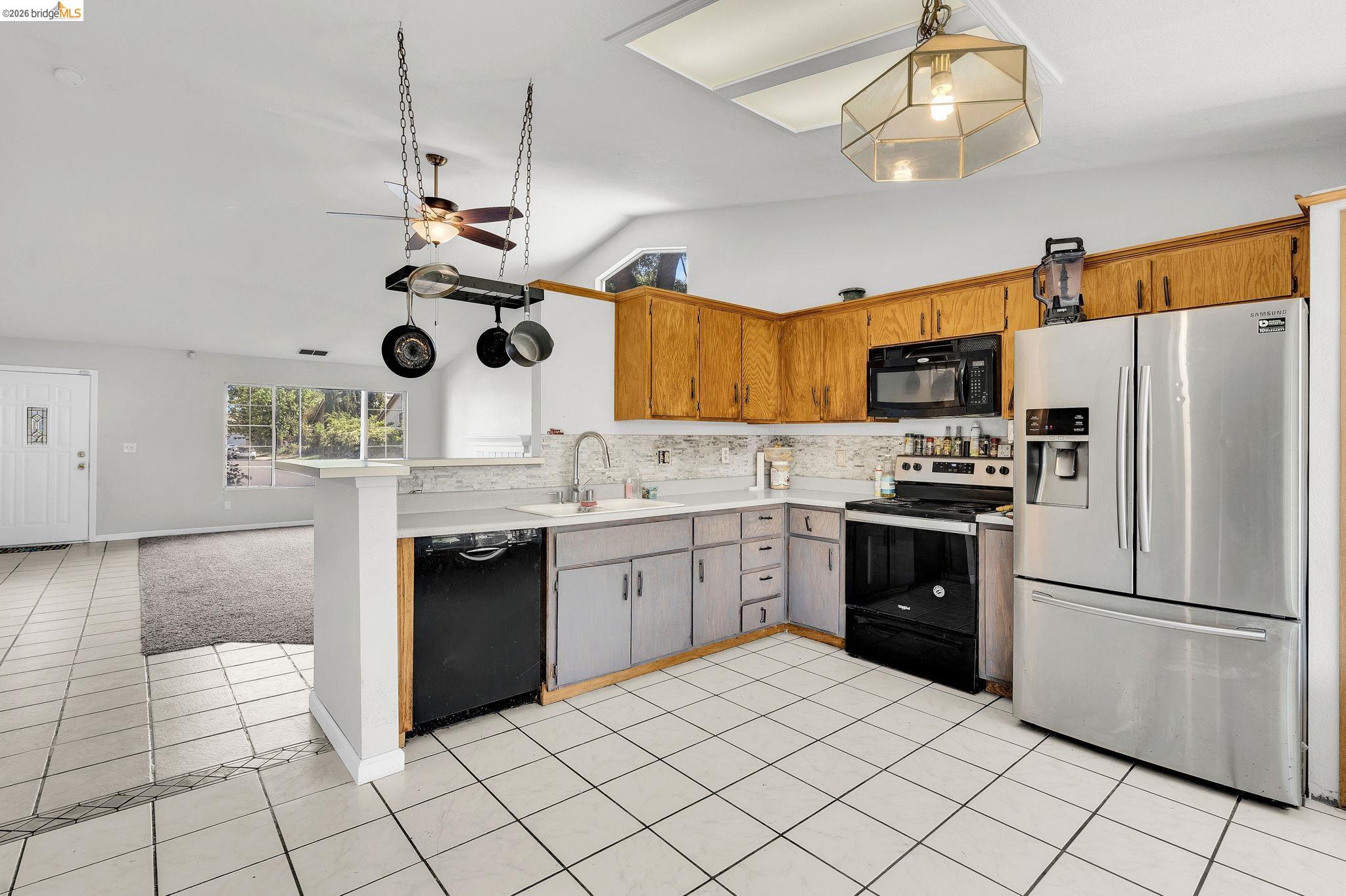 Detail Gallery Image 10 of 44 For 1258 Lloyd Thayer Cir, Stockton,  CA 95206 - 4 Beds | 2/1 Baths