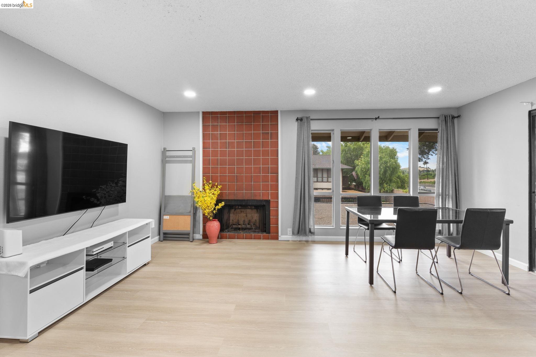 Photo #2: 41131724 Listing: Photo #2