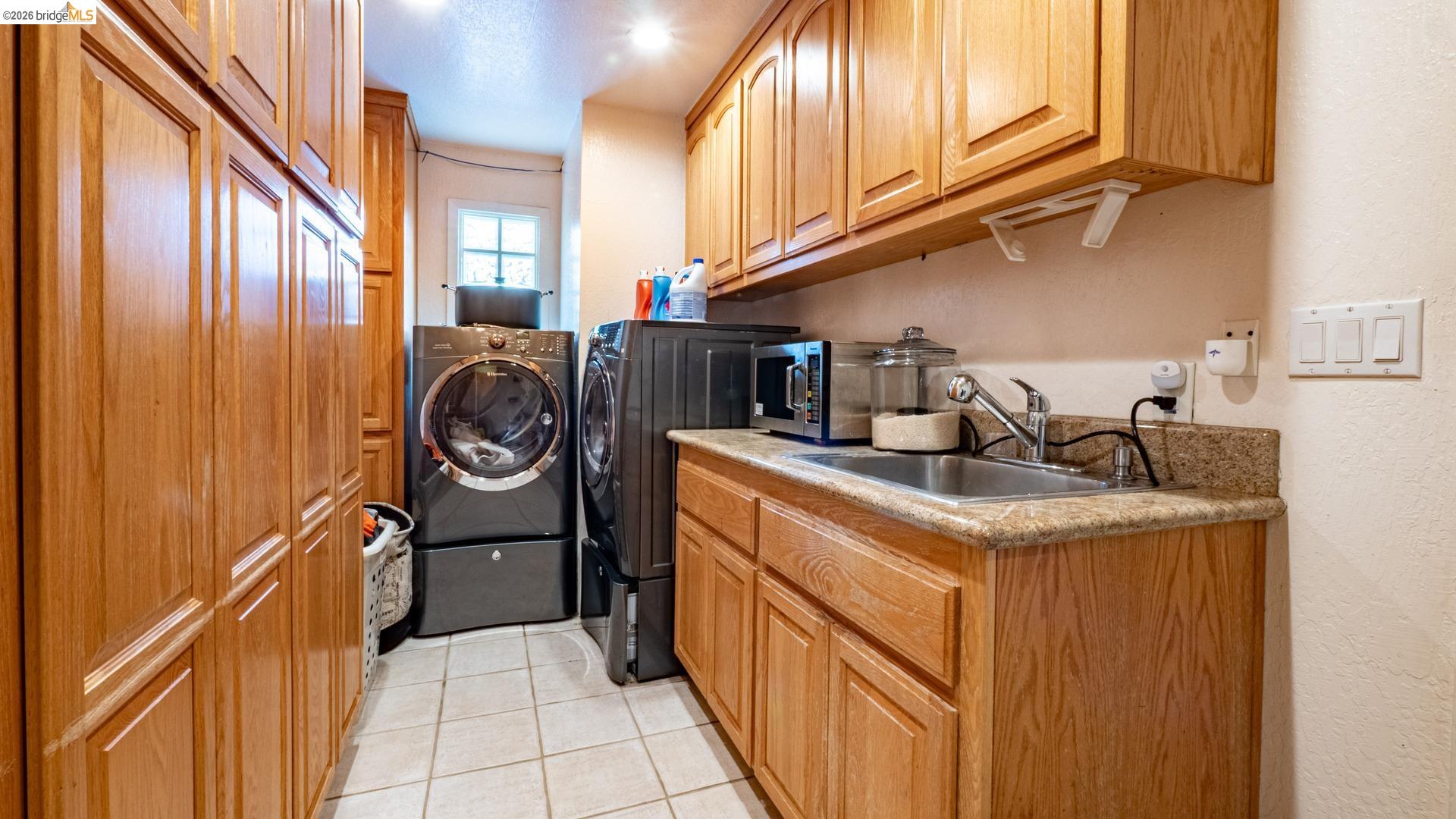 Detail Gallery Image 13 of 34 For 2214 Peyton Ct, Antioch,  CA 94509 - 5 Beds | 2/1 Baths