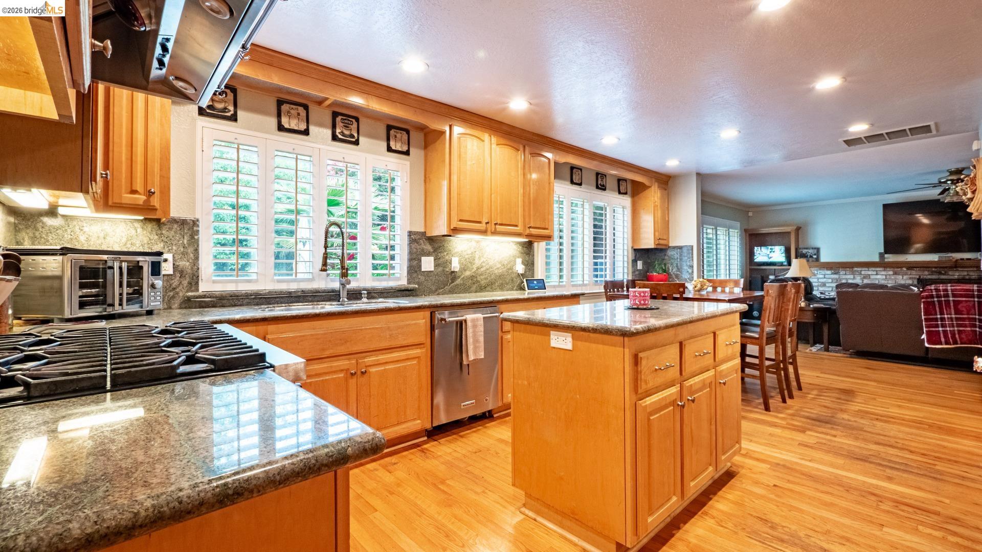 Detail Gallery Image 3 of 34 For 2214 Peyton Ct, Antioch,  CA 94509 - 5 Beds | 2/1 Baths