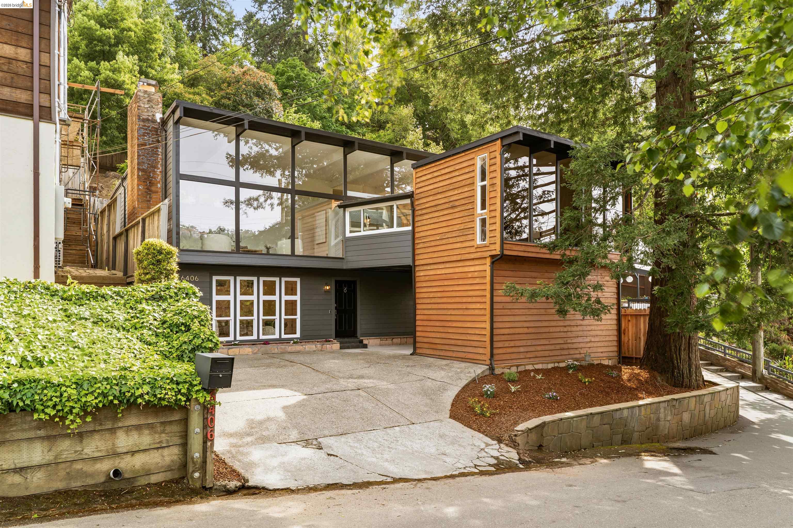 Detail Gallery Image 2 of 39 For 6406 Oakwood Dr, Oakland,  CA 94611 - 4 Beds | 3 Baths