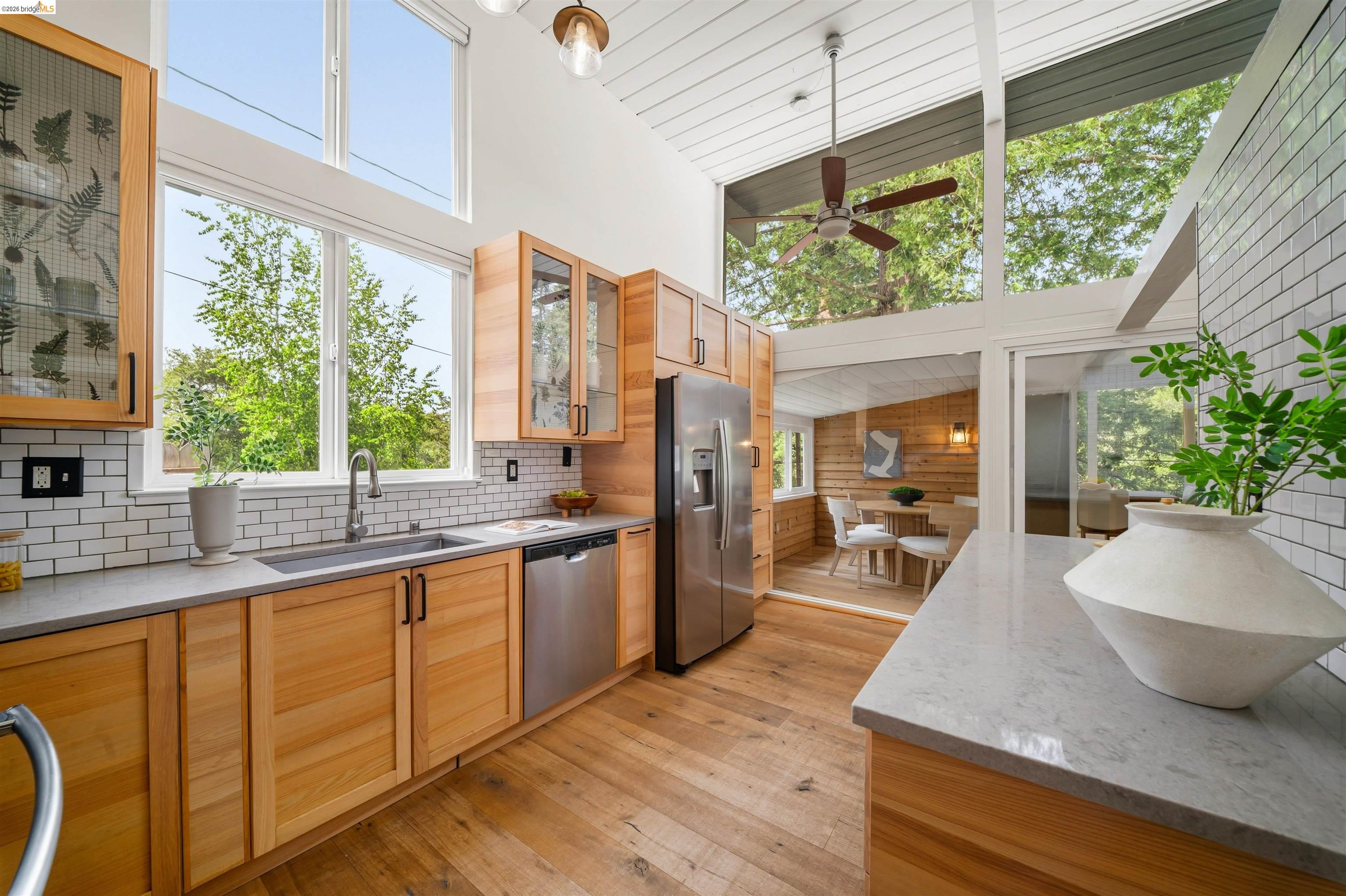 Detail Gallery Image 10 of 39 For 6406 Oakwood Dr, Oakland,  CA 94611 - 4 Beds | 3 Baths