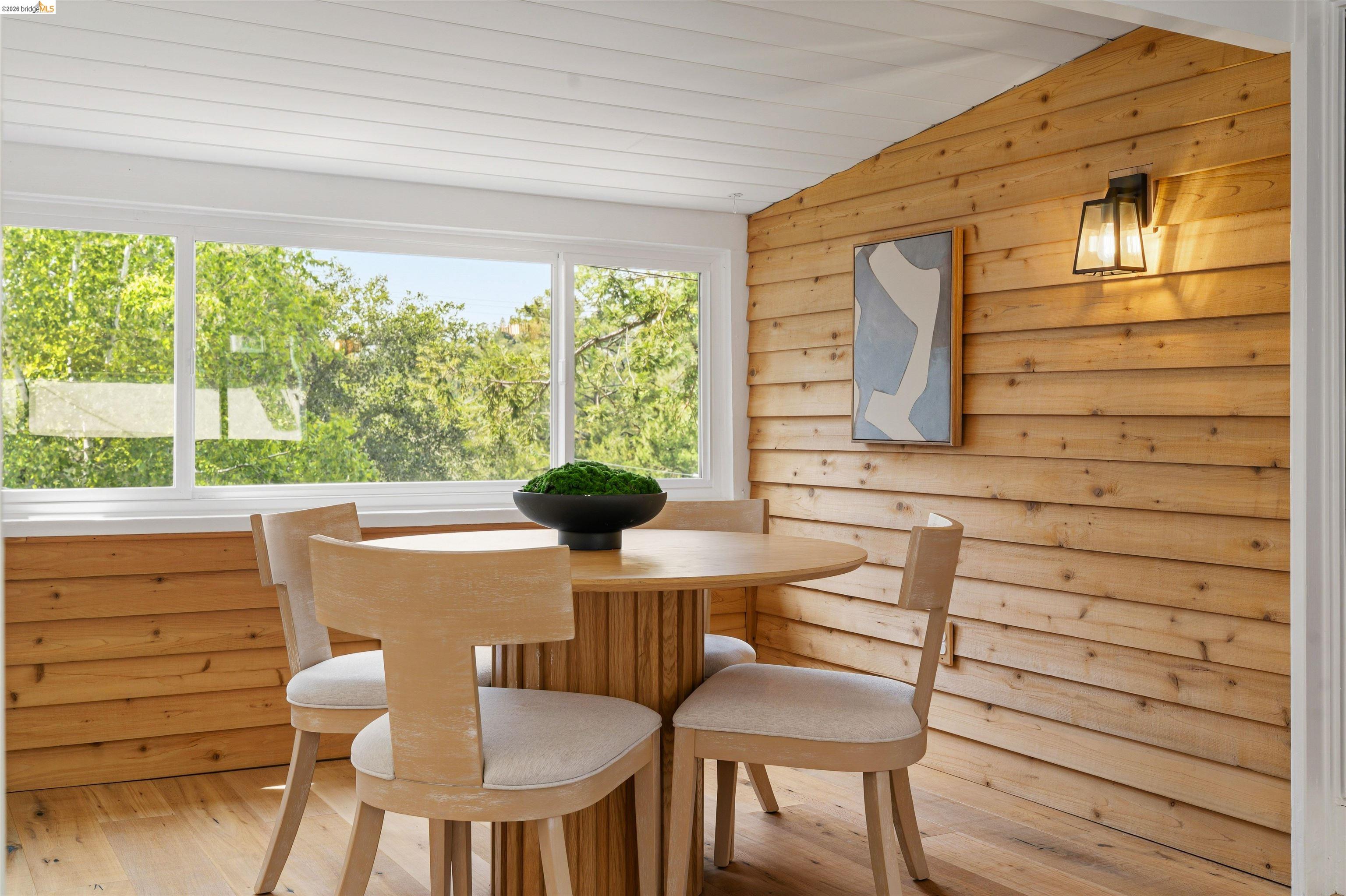 Detail Gallery Image 12 of 39 For 6406 Oakwood Dr, Oakland,  CA 94611 - 4 Beds | 3 Baths