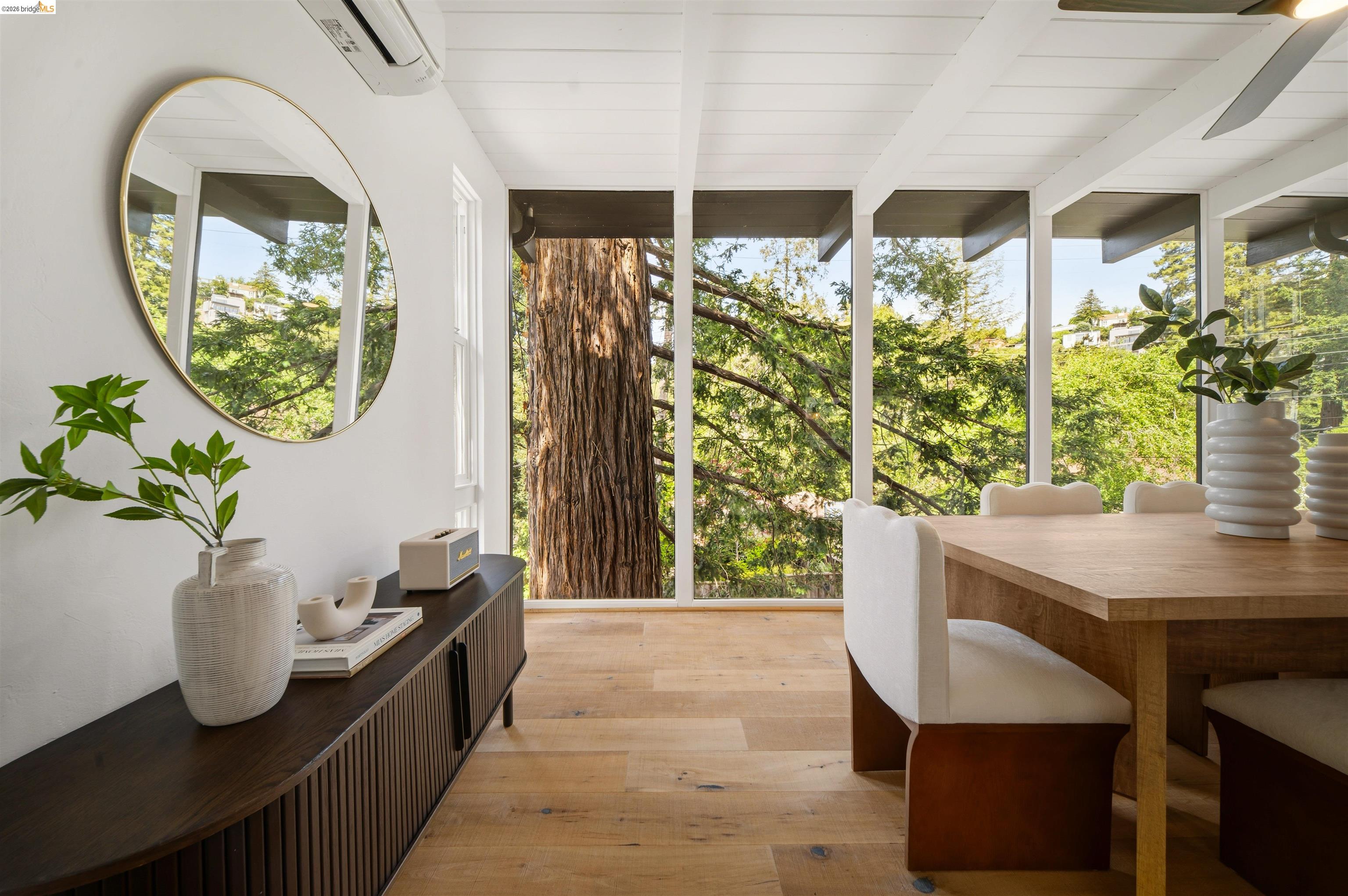 Detail Gallery Image 14 of 39 For 6406 Oakwood Dr, Oakland,  CA 94611 - 4 Beds | 3 Baths