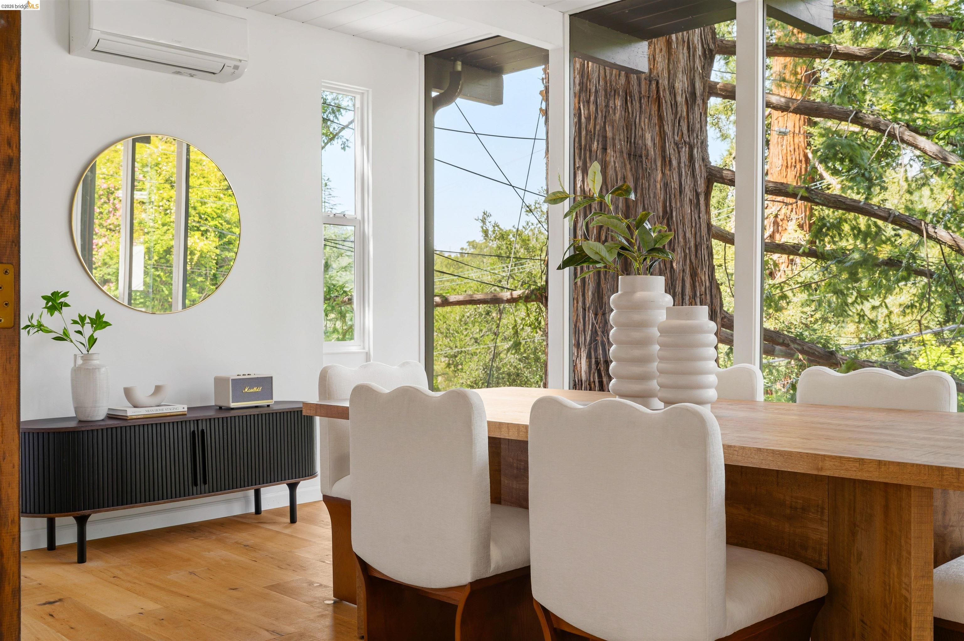 Detail Gallery Image 15 of 39 For 6406 Oakwood Dr, Oakland,  CA 94611 - 4 Beds | 3 Baths