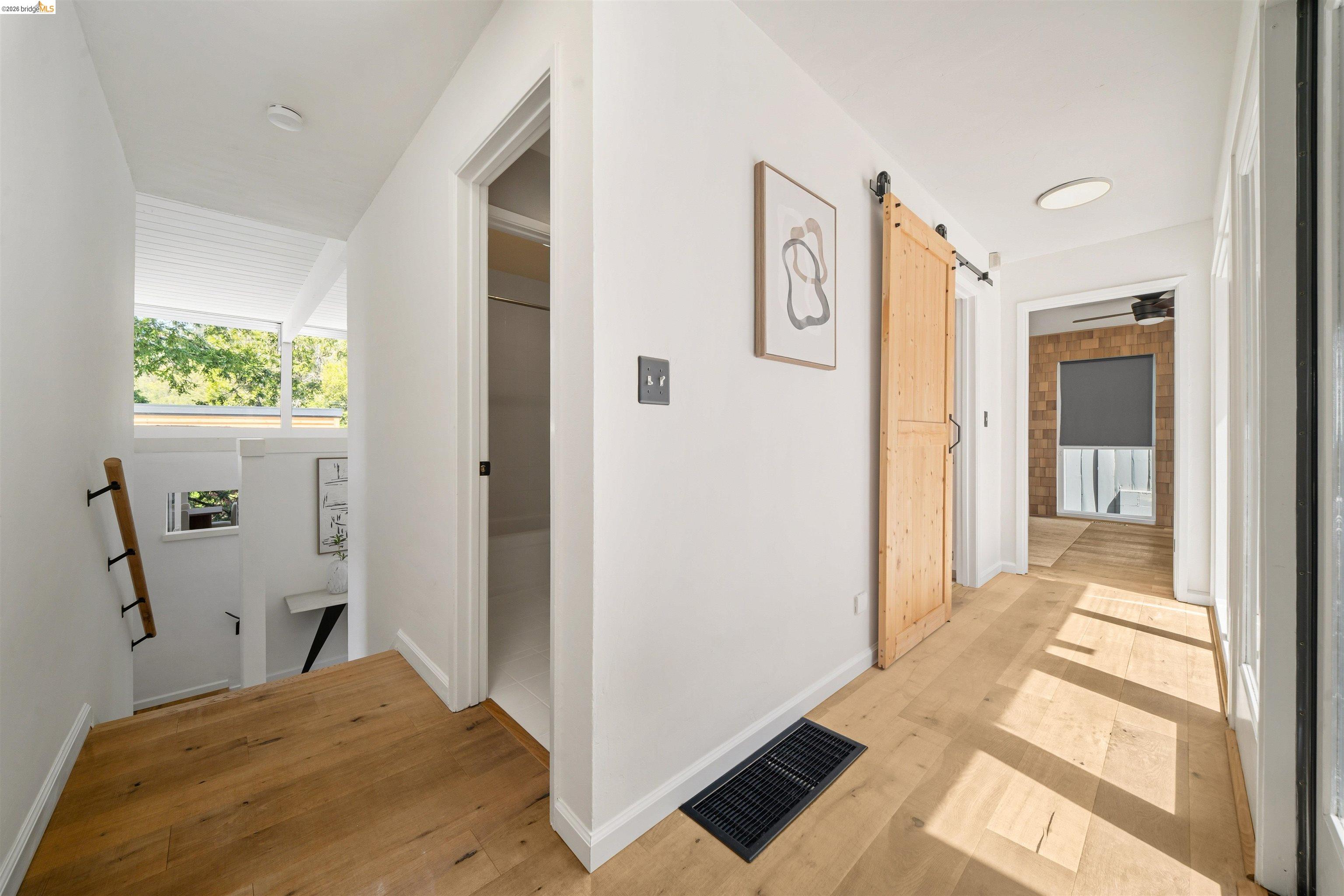 Detail Gallery Image 19 of 39 For 6406 Oakwood Dr, Oakland,  CA 94611 - 4 Beds | 3 Baths