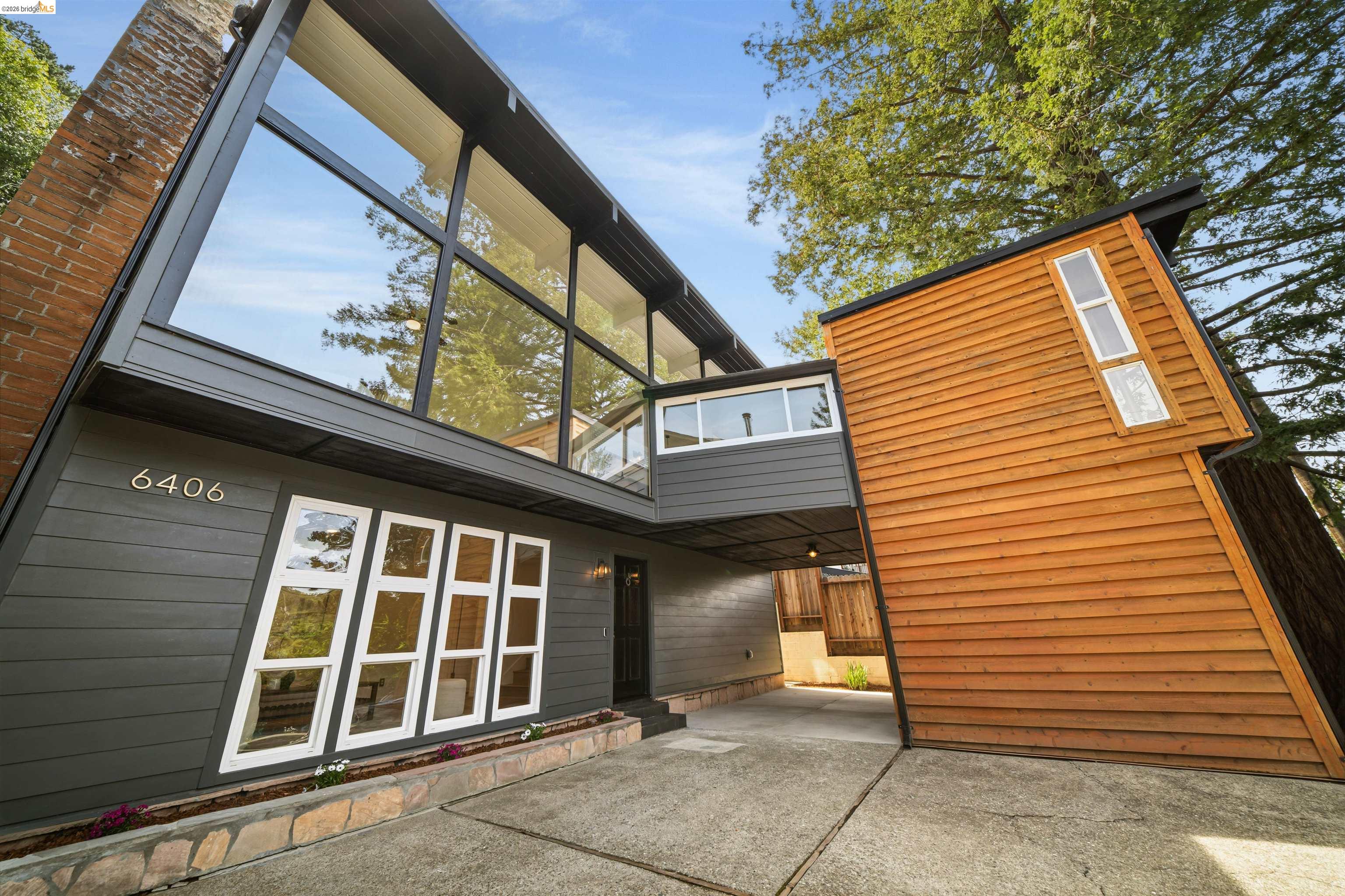 Detail Gallery Image 3 of 39 For 6406 Oakwood Dr, Oakland,  CA 94611 - 4 Beds | 3 Baths