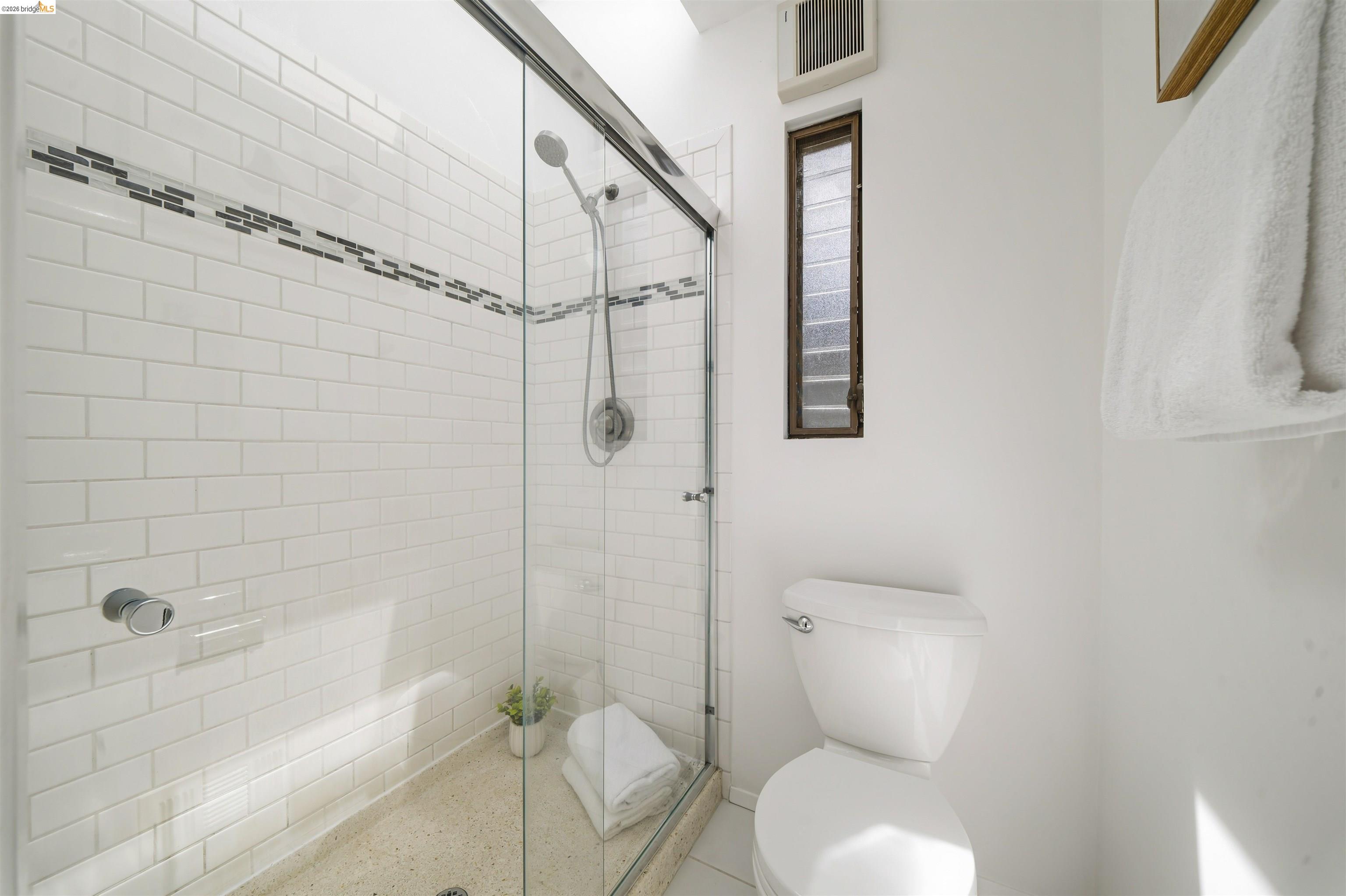 Detail Gallery Image 23 of 39 For 6406 Oakwood Dr, Oakland,  CA 94611 - 4 Beds | 3 Baths