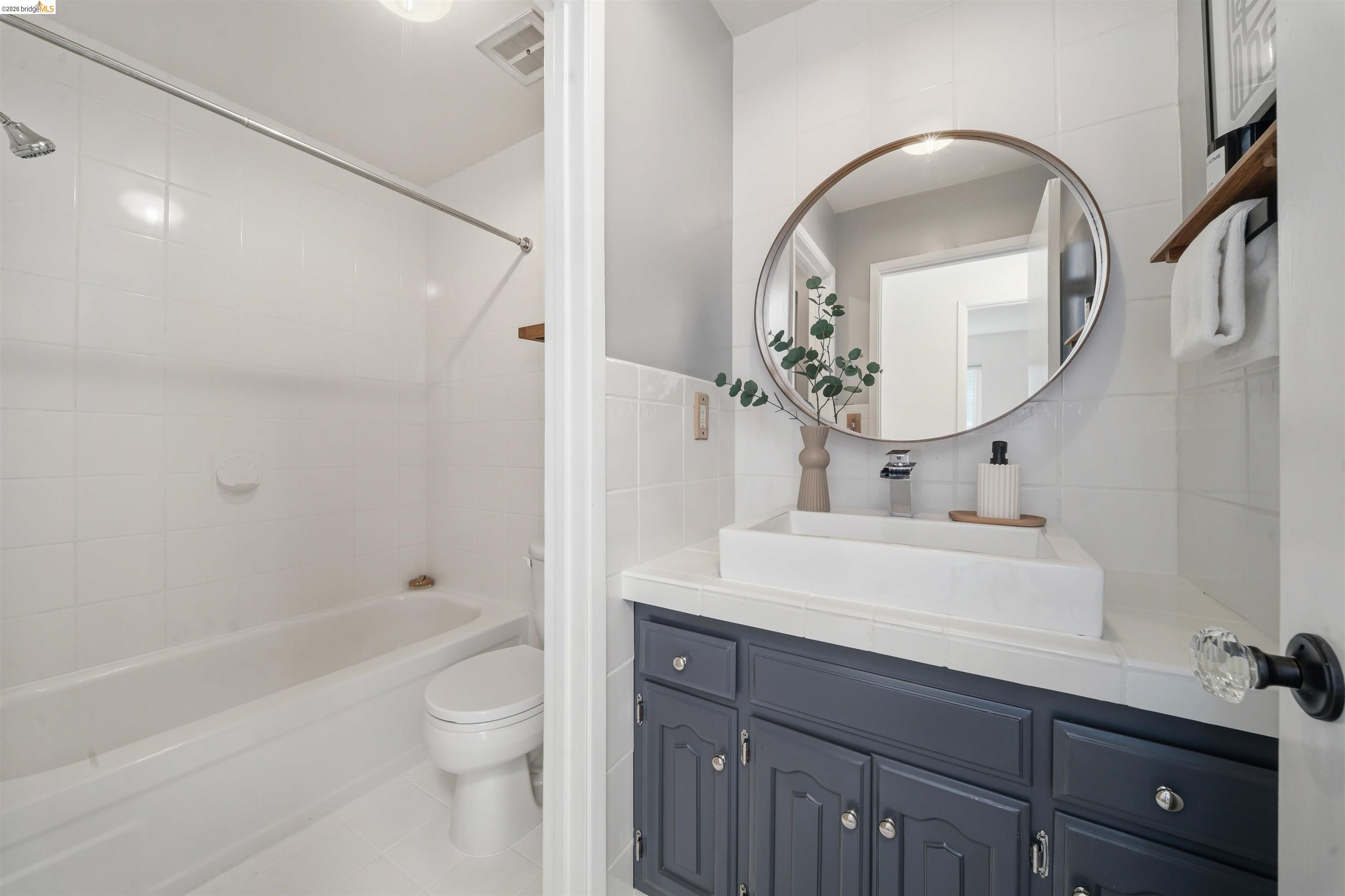 Detail Gallery Image 28 of 39 For 6406 Oakwood Dr, Oakland,  CA 94611 - 4 Beds | 3 Baths