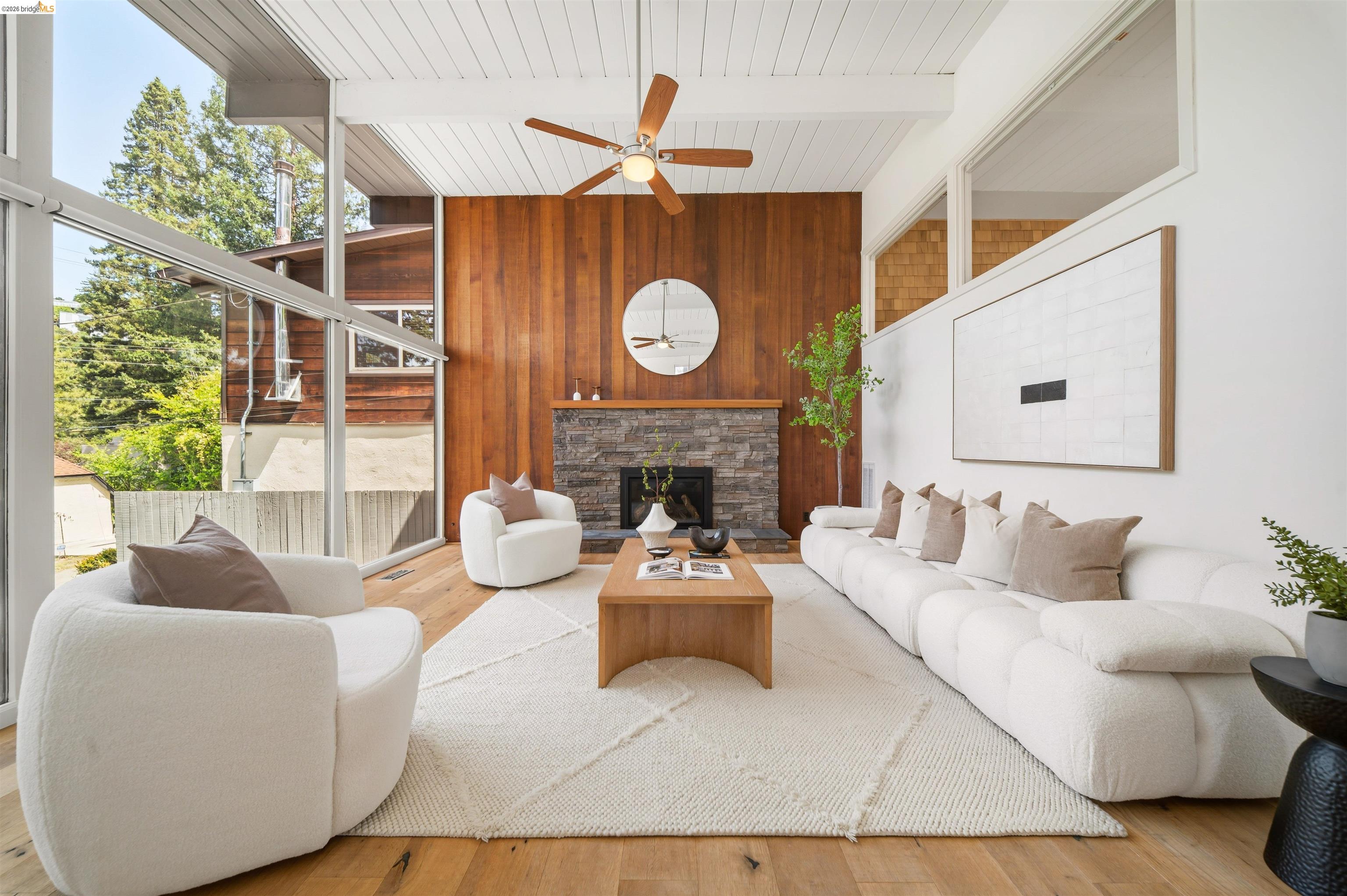 Detail Gallery Image 4 of 39 For 6406 Oakwood Dr, Oakland,  CA 94611 - 4 Beds | 3 Baths