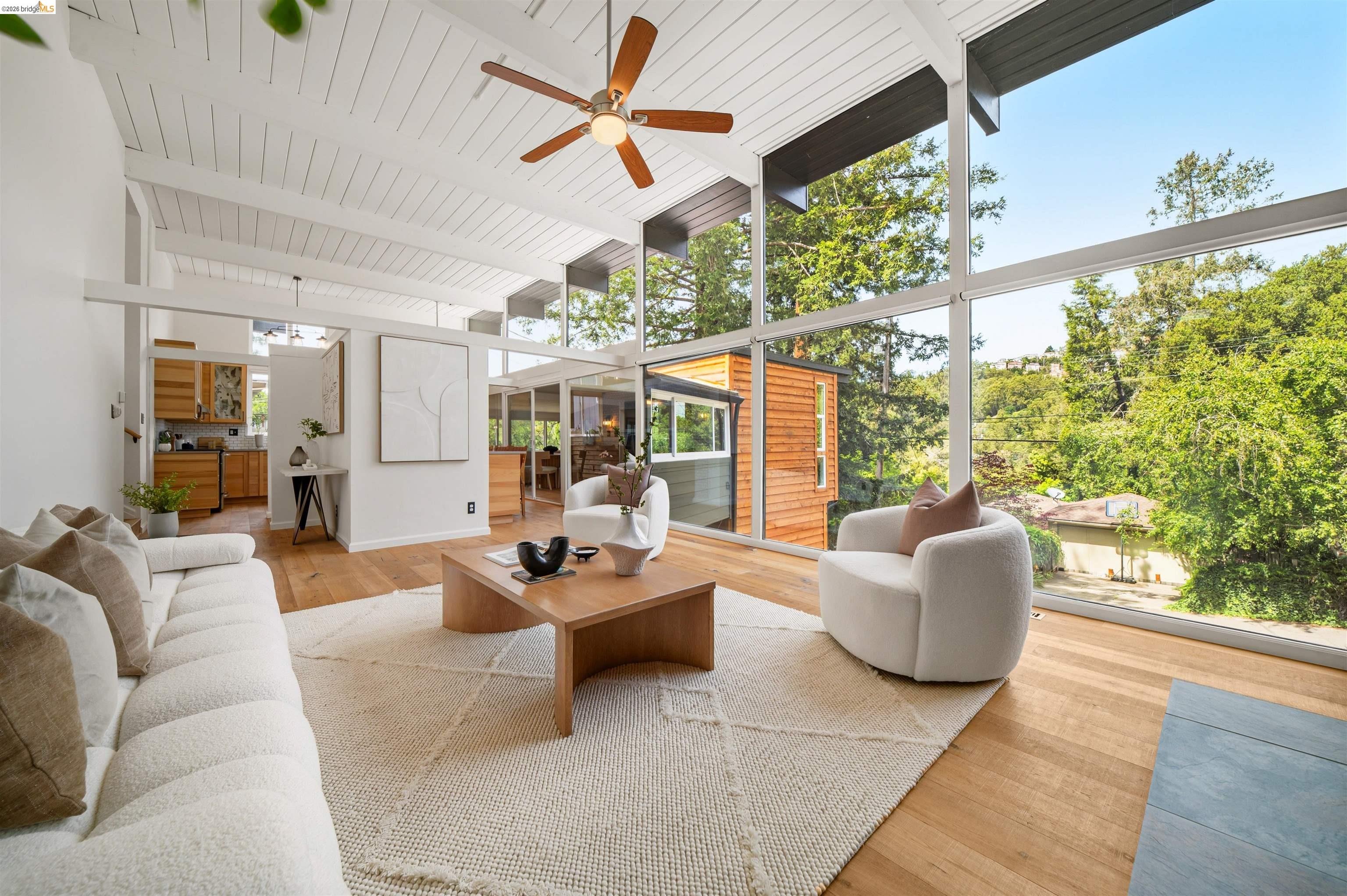 Detail Gallery Image 7 of 39 For 6406 Oakwood Dr, Oakland,  CA 94611 - 4 Beds | 3 Baths