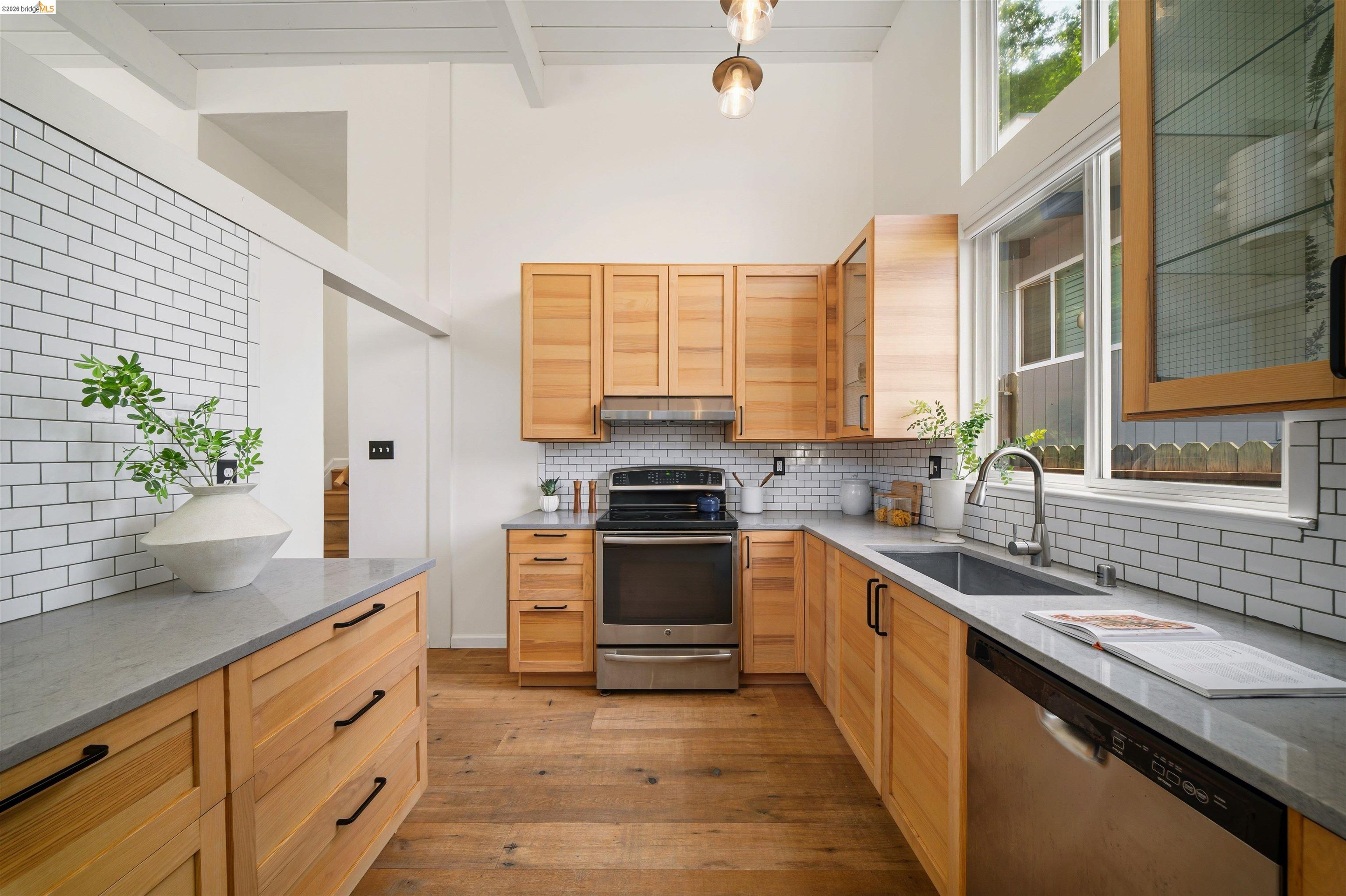 Detail Gallery Image 9 of 39 For 6406 Oakwood Dr, Oakland,  CA 94611 - 4 Beds | 3 Baths