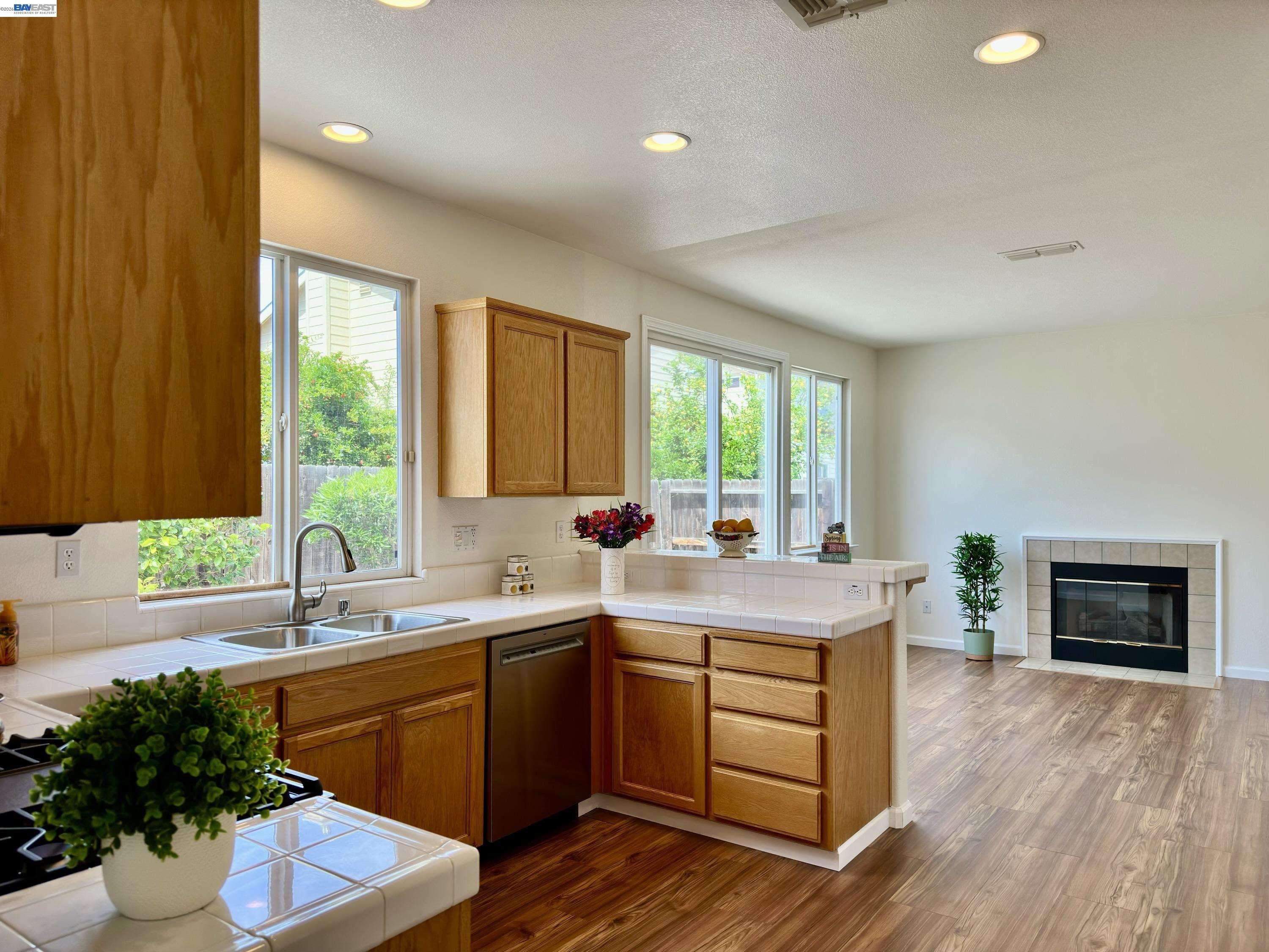 Detail Gallery Image 6 of 30 For 1555 Lankershire Dr, Tracy,  CA 95377 - 3 Beds | 2/1 Baths