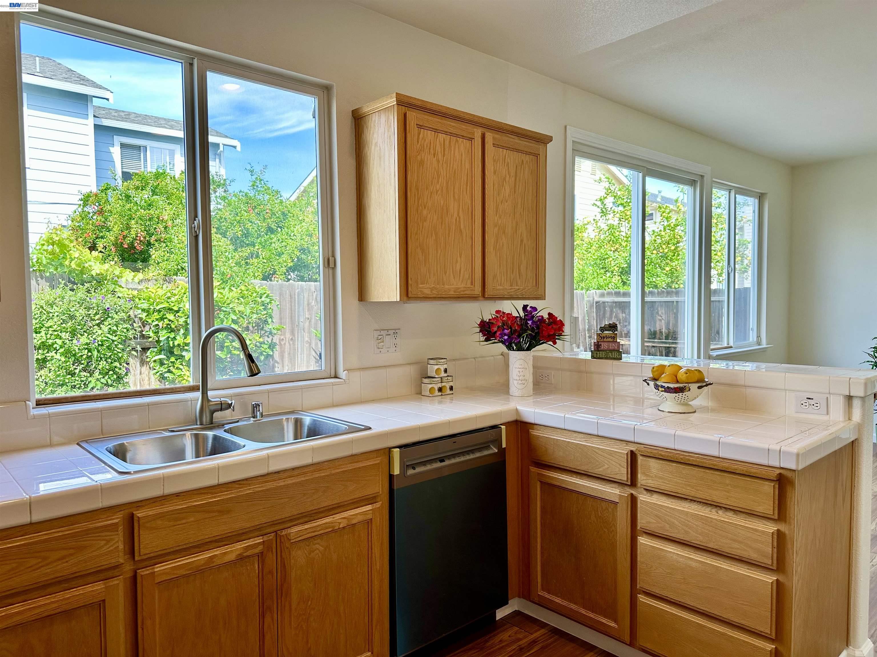 Detail Gallery Image 7 of 30 For 1555 Lankershire Dr, Tracy,  CA 95377 - 3 Beds | 2/1 Baths