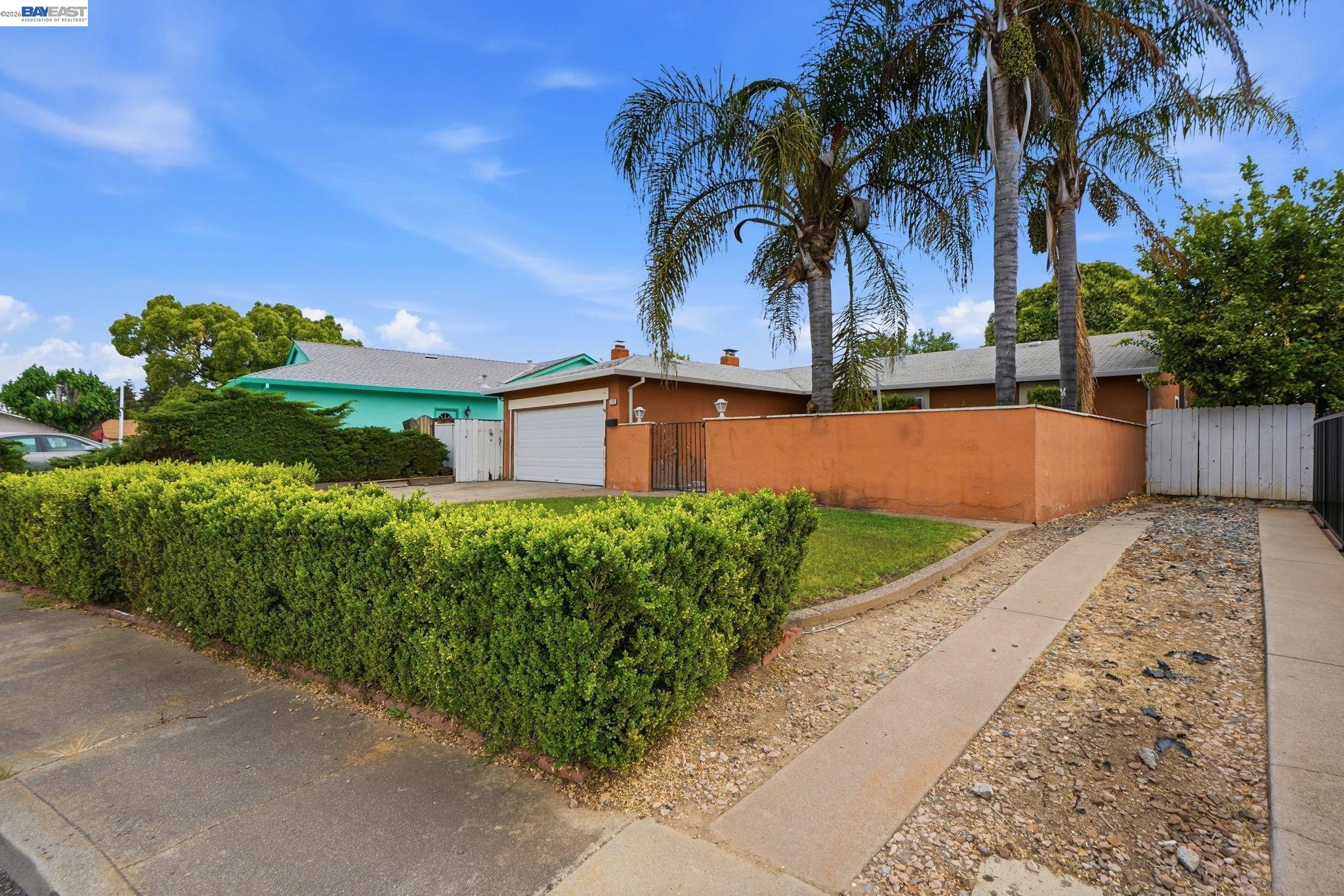 Detail Gallery Image 4 of 33 For 2705 Adobe Ct, Antioch,  CA 94509 - 4 Beds | 2 Baths