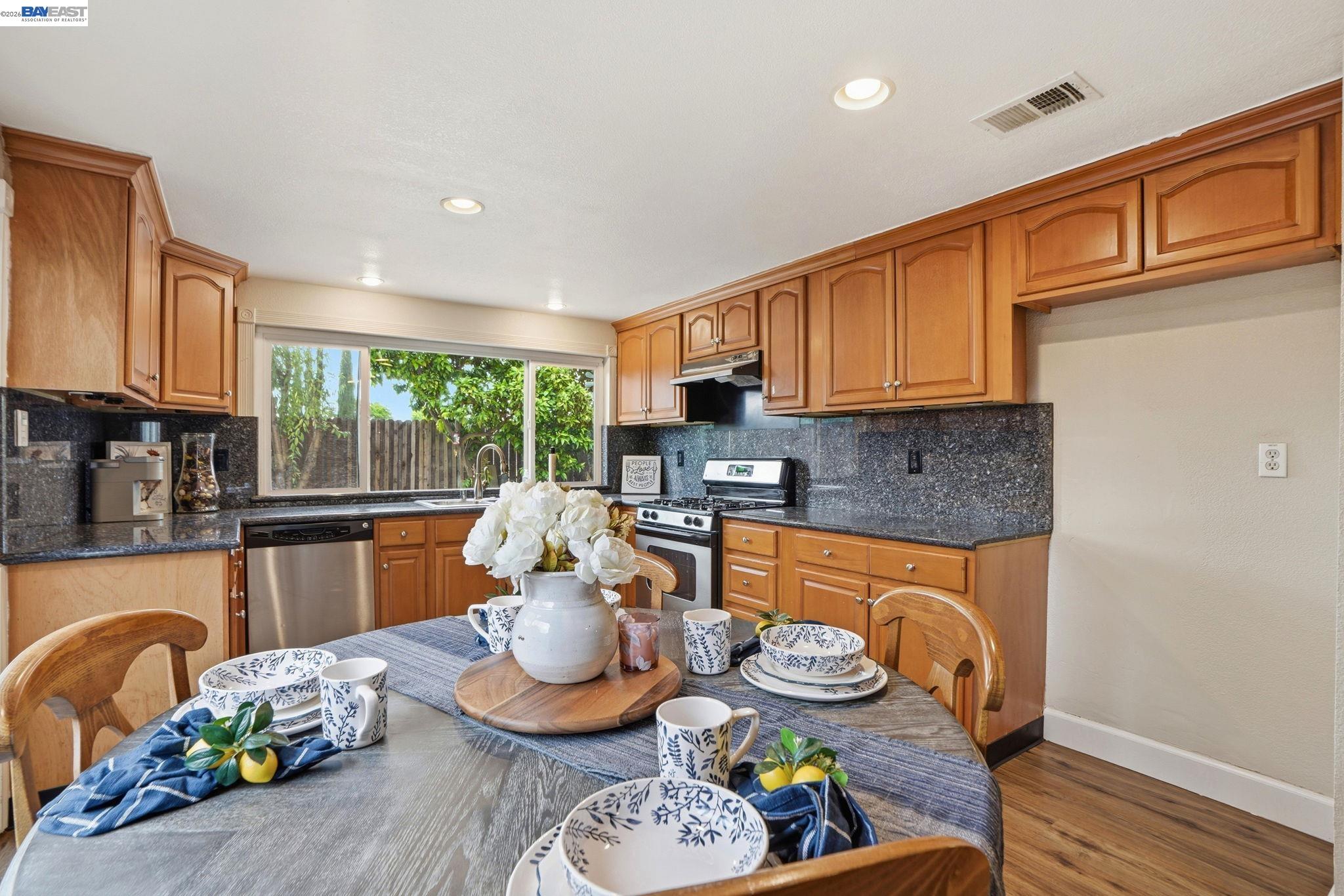 Detail Gallery Image 10 of 33 For 2705 Adobe Ct, Antioch,  CA 94509 - 4 Beds | 2 Baths