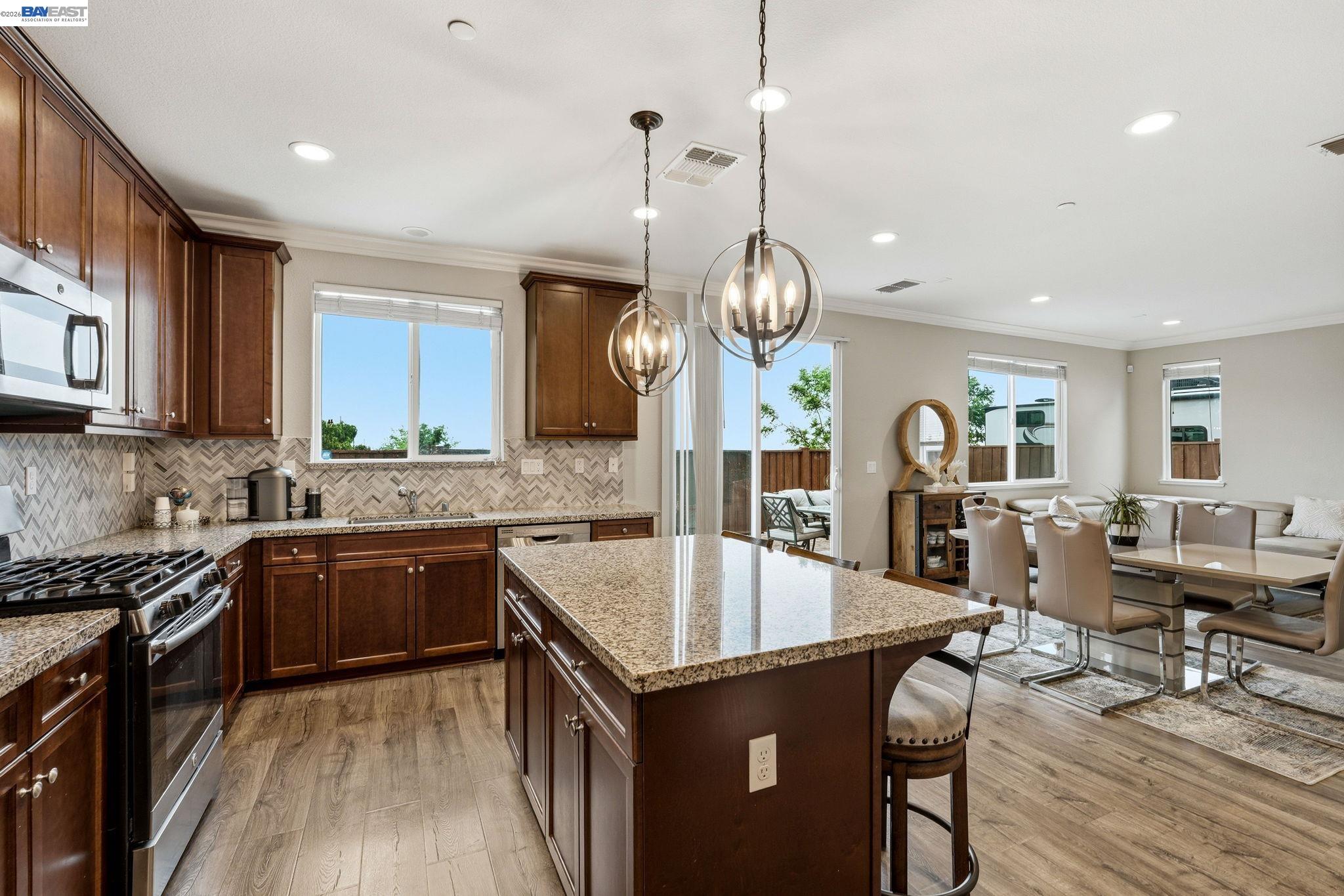 Detail Gallery Image 10 of 33 For 98 Driftwood Cir, Bay Point,  CA 94565 - 4 Beds | 2/1 Baths