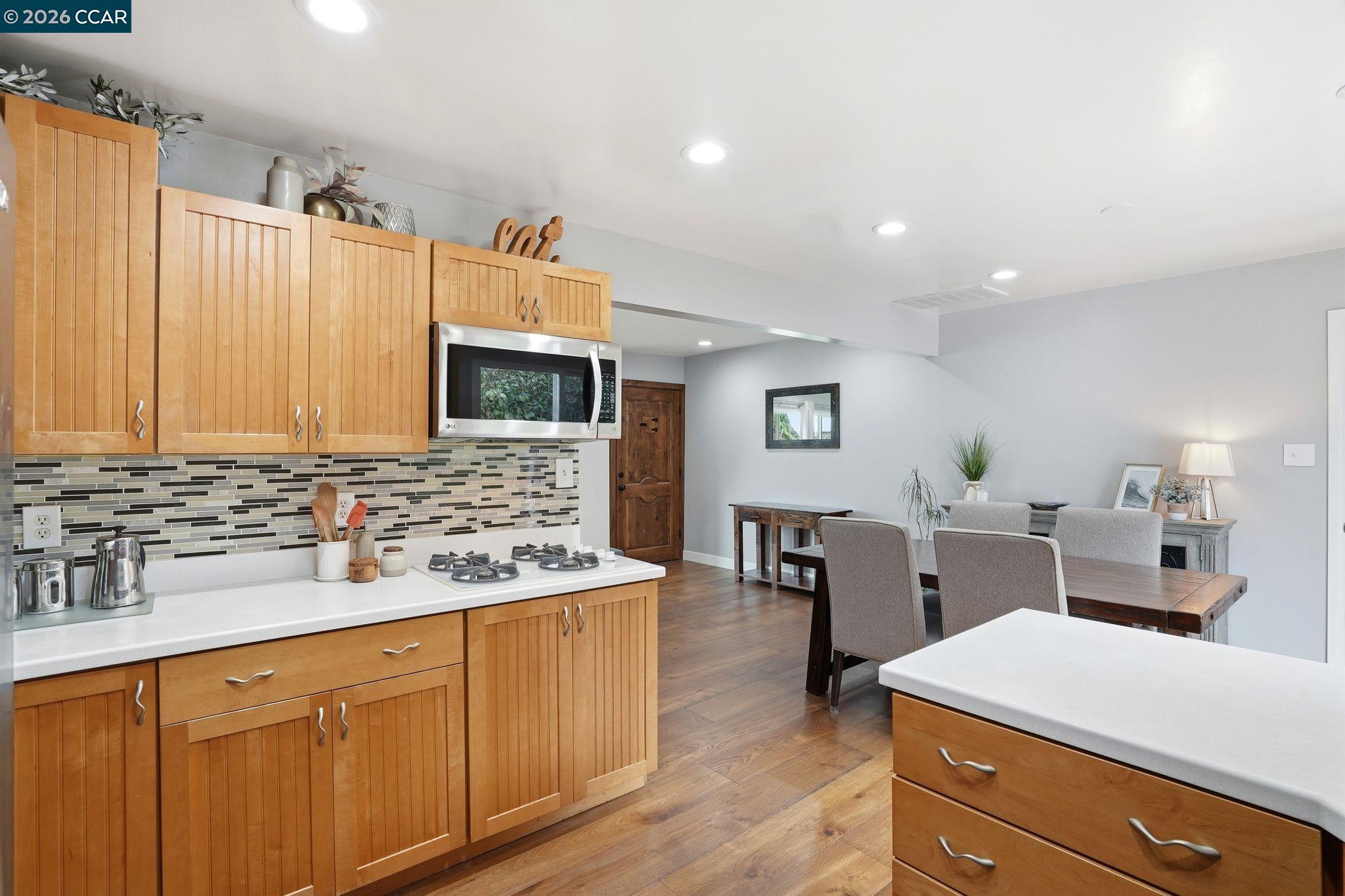 Detail Gallery Image 11 of 30 For 136 Pacific Ave, Pacifica,  CA 94044 - 3 Beds | 2 Baths