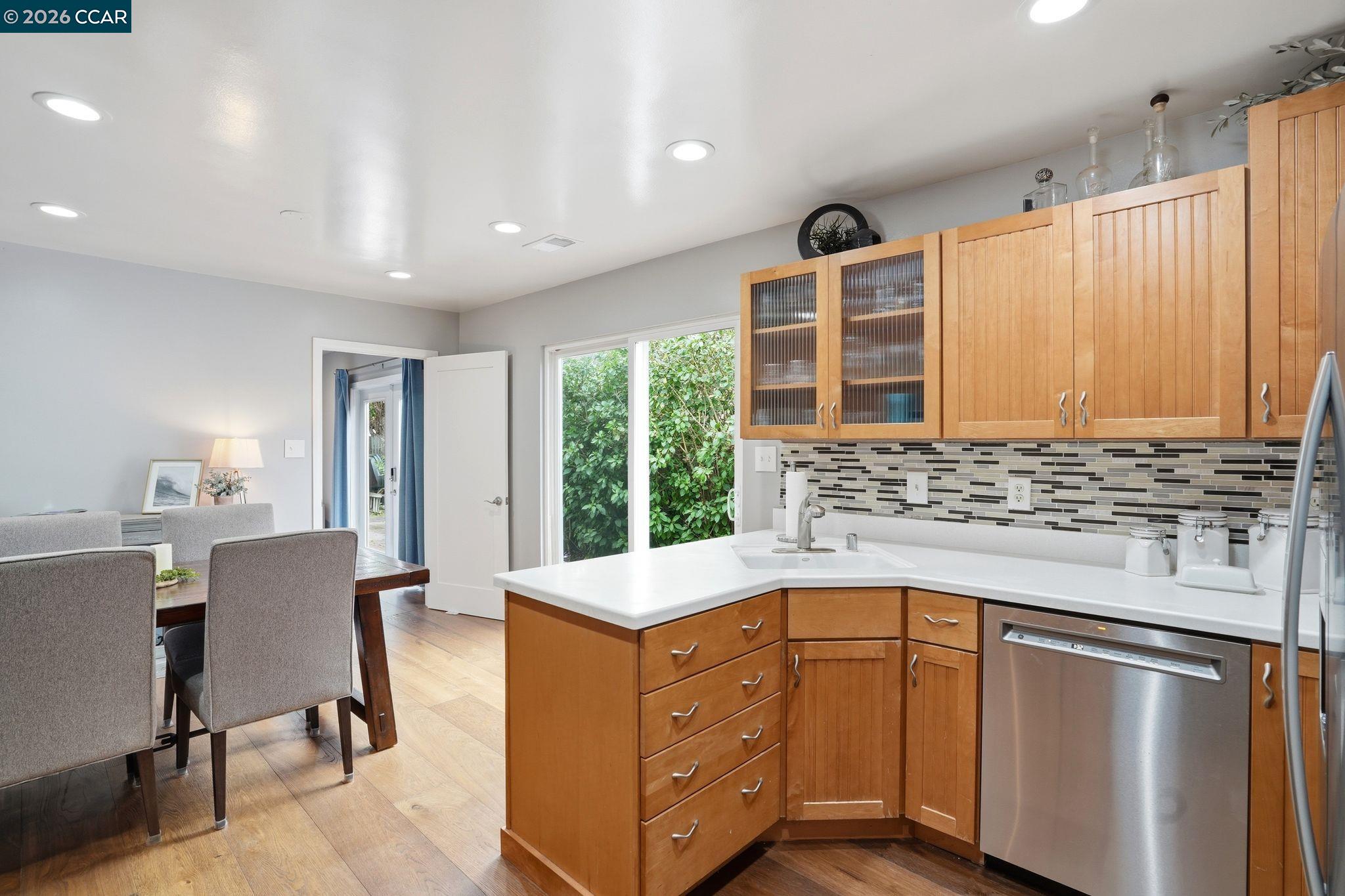 Detail Gallery Image 14 of 30 For 136 Pacific Ave, Pacifica,  CA 94044 - 3 Beds | 2 Baths