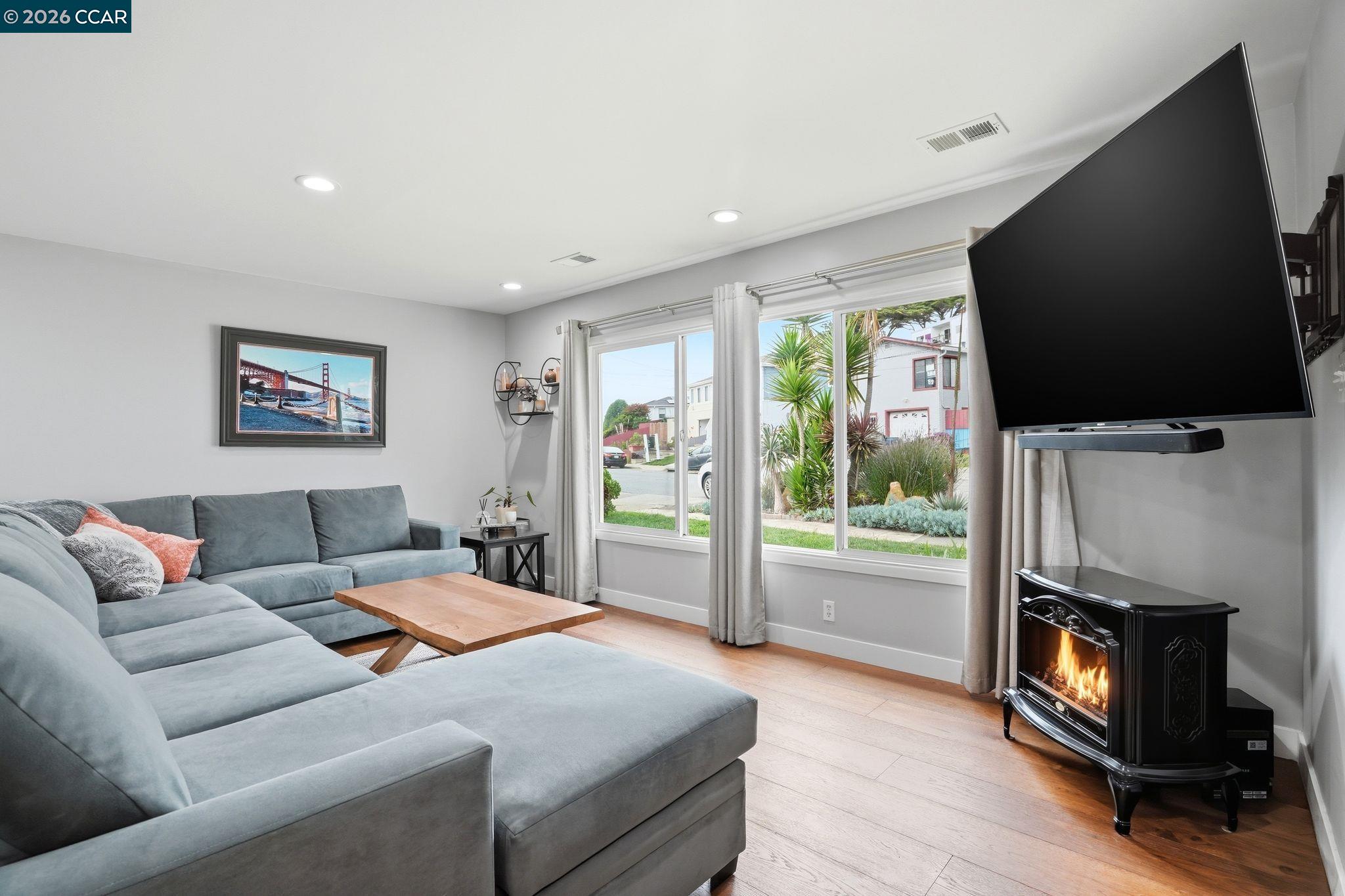 Detail Gallery Image 5 of 30 For 136 Pacific Ave, Pacifica,  CA 94044 - 3 Beds | 2 Baths