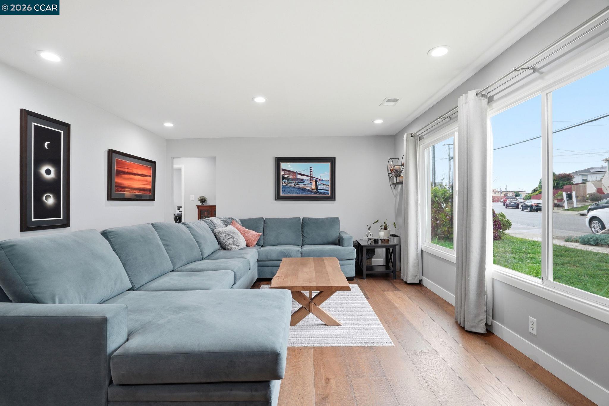 Detail Gallery Image 6 of 30 For 136 Pacific Ave, Pacifica,  CA 94044 - 3 Beds | 2 Baths