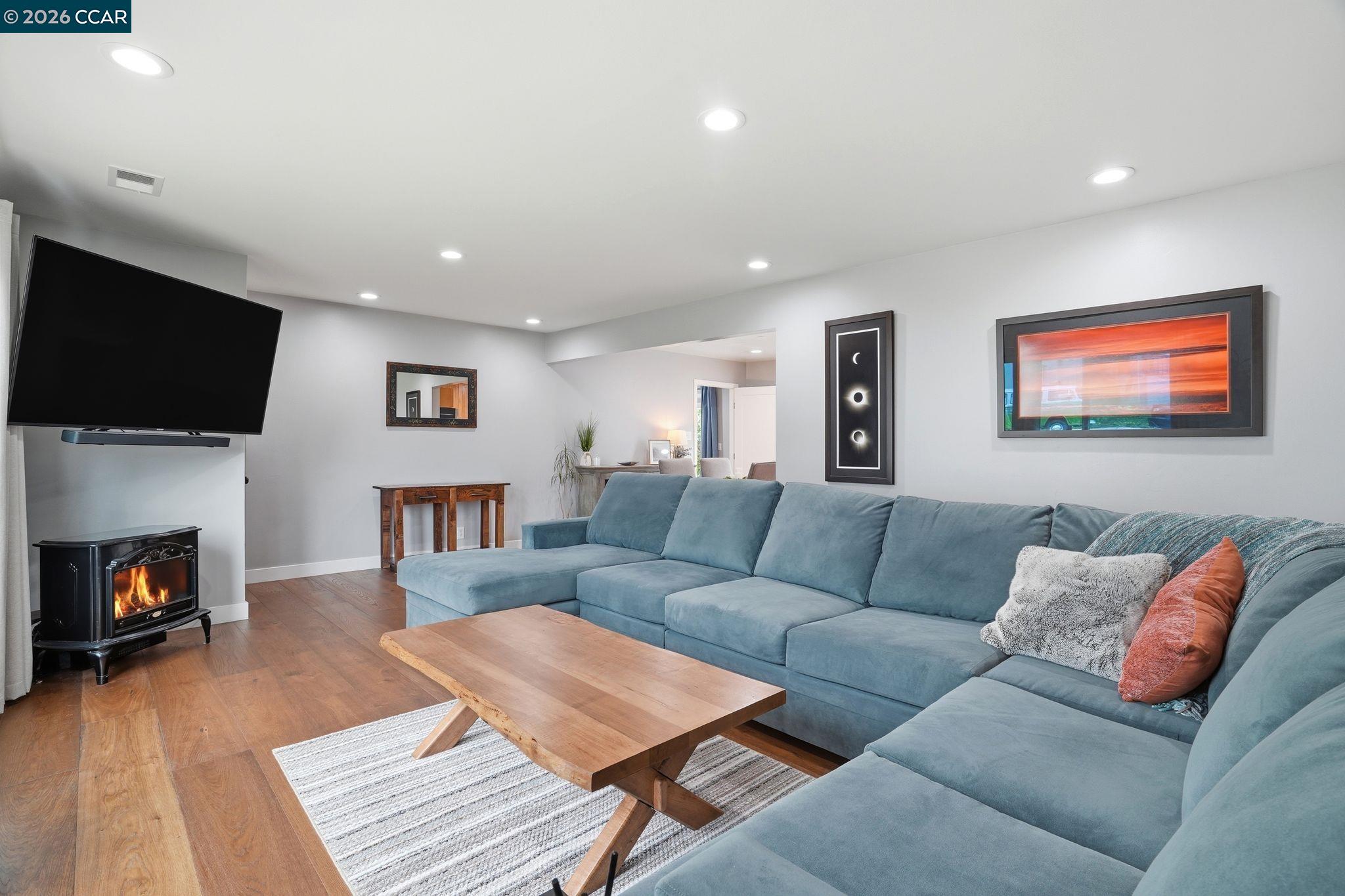 Detail Gallery Image 7 of 30 For 136 Pacific Ave, Pacifica,  CA 94044 - 3 Beds | 2 Baths