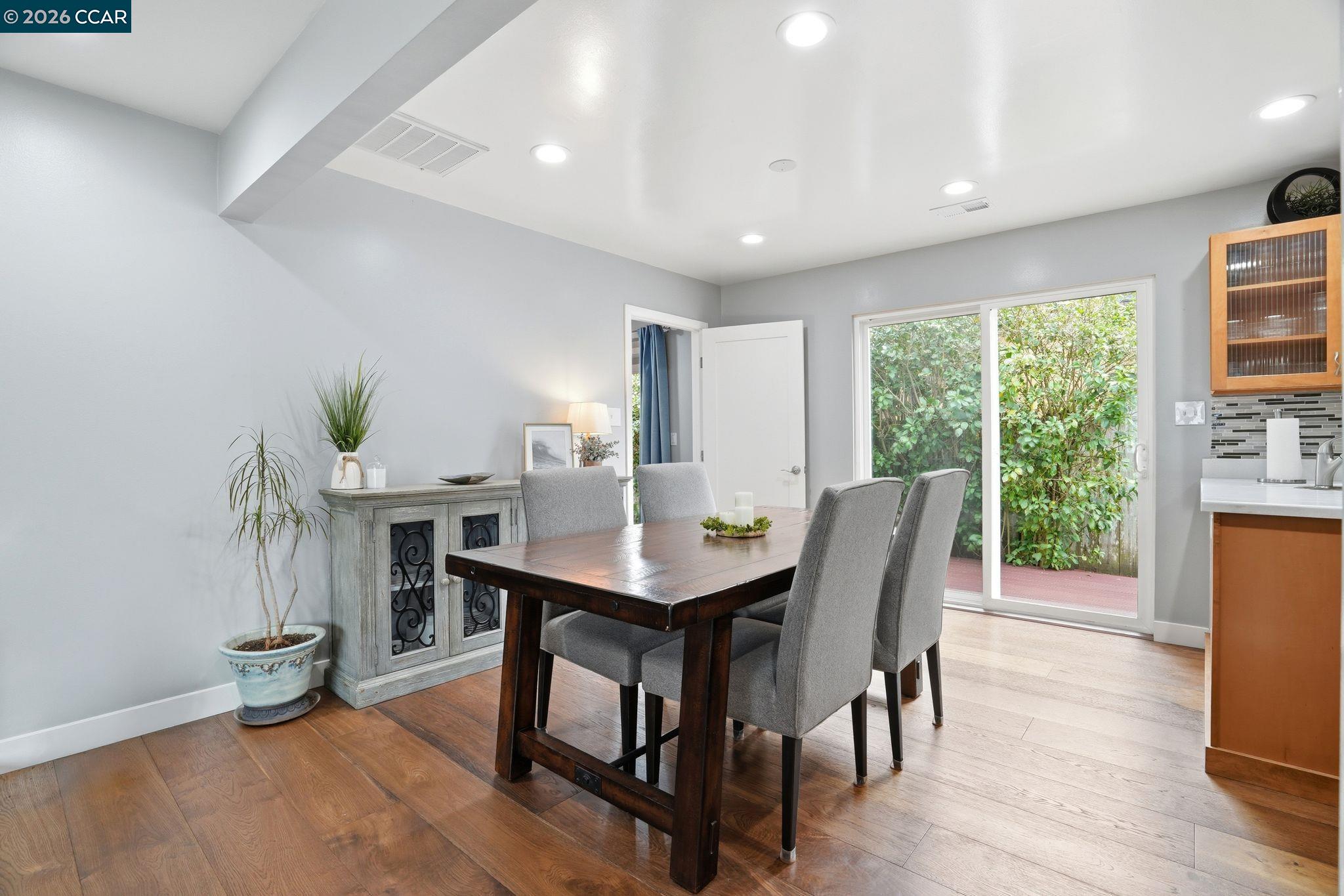 Detail Gallery Image 8 of 30 For 136 Pacific Ave, Pacifica,  CA 94044 - 3 Beds | 2 Baths