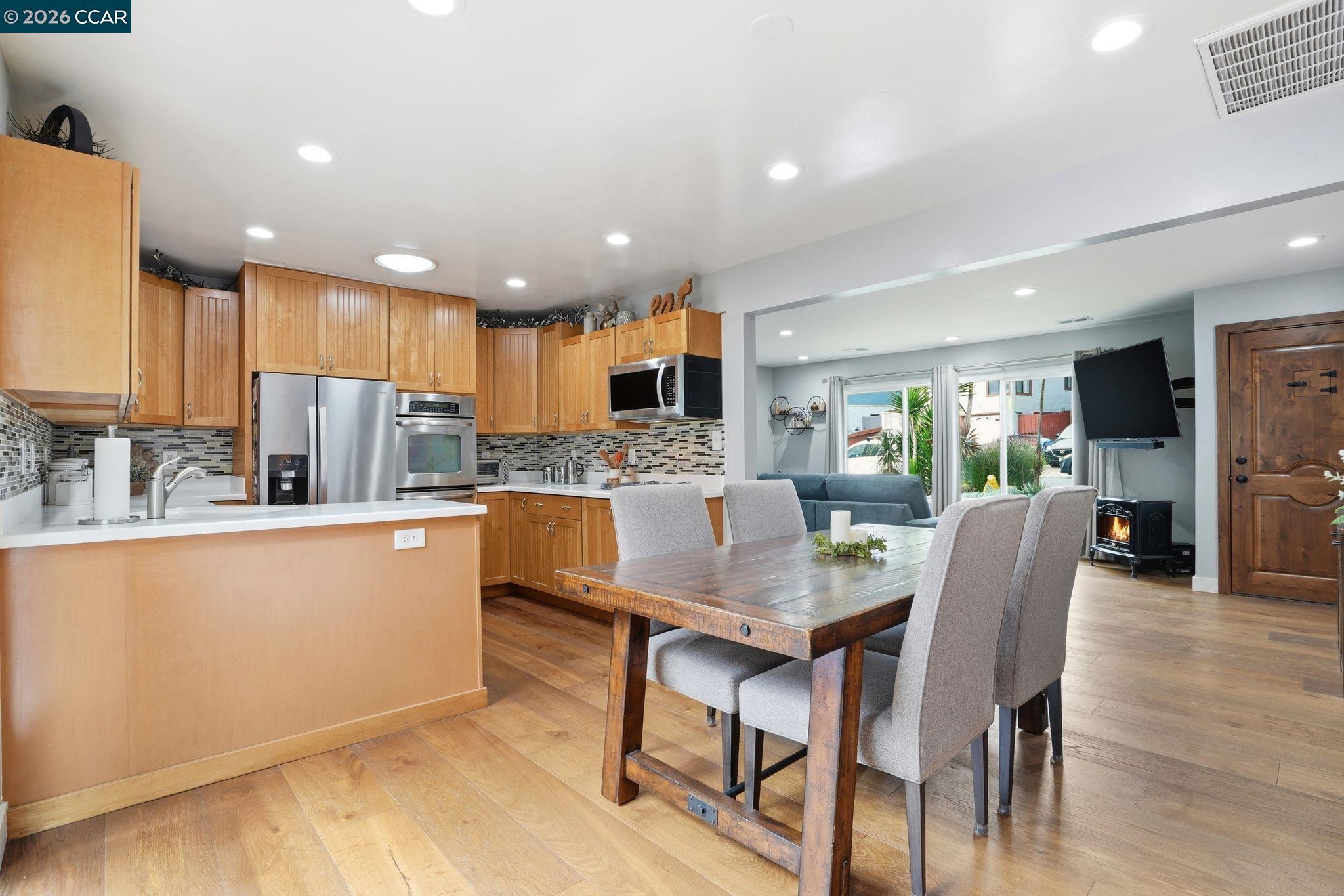 Detail Gallery Image 9 of 30 For 136 Pacific Ave, Pacifica,  CA 94044 - 3 Beds | 2 Baths