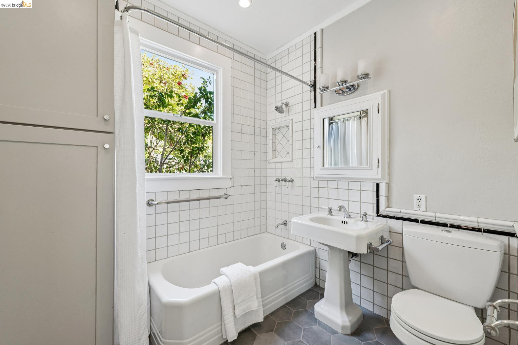 Detail Gallery Image 22 of 41 For 1233 Carleton St, Berkeley,  CA 94702 - 2 Beds | 1 Baths