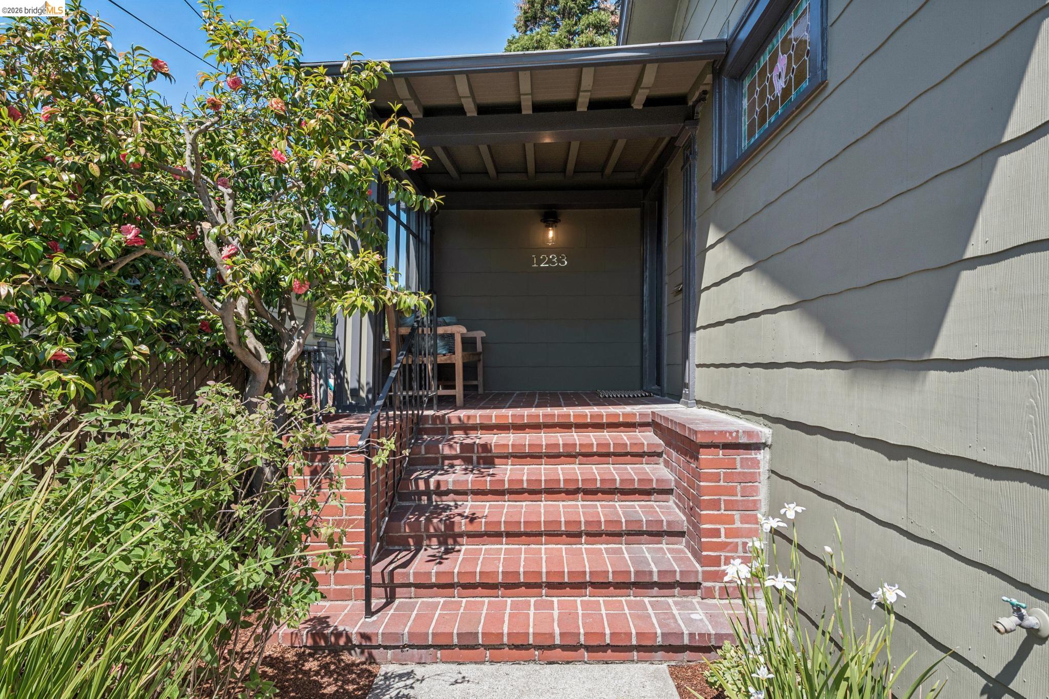 Detail Gallery Image 4 of 41 For 1233 Carleton St, Berkeley,  CA 94702 - 2 Beds | 1 Baths