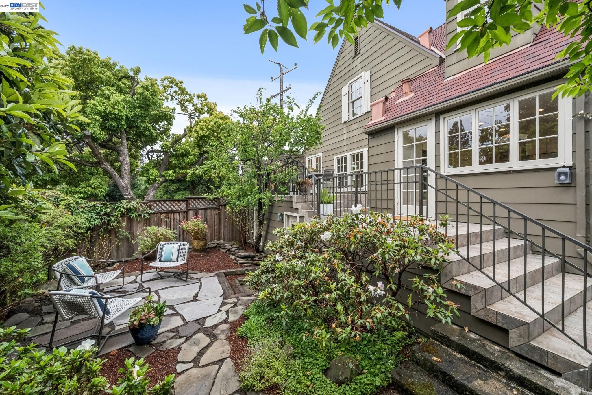 Detail Gallery Image 2 of 56 For 1800 San Lorenzo Avenue, Berkeley,  CA 94707 - 3 Beds | 1/1 Baths