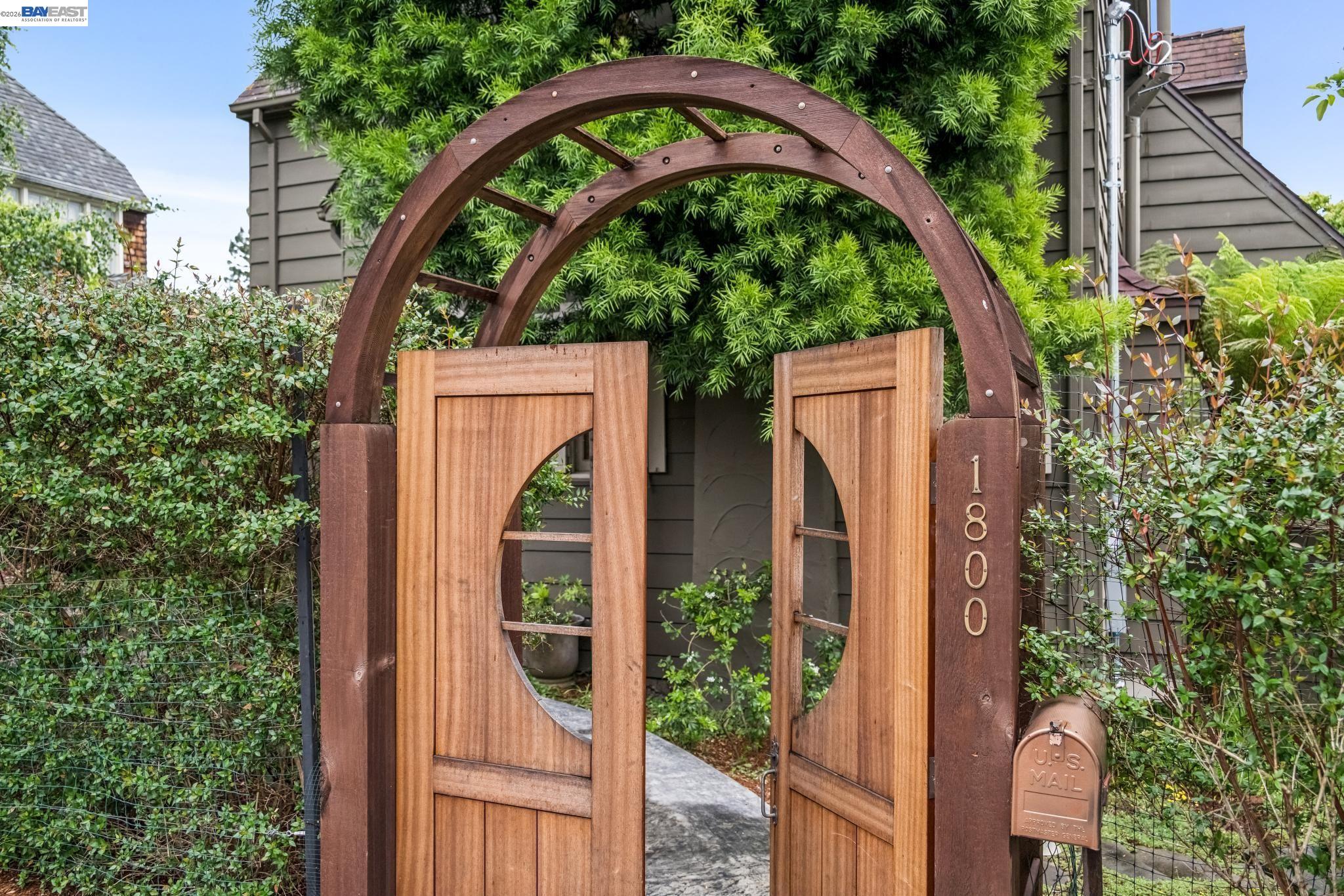 Detail Gallery Image 11 of 56 For 1800 San Lorenzo Avenue, Berkeley,  CA 94707 - 3 Beds | 1/1 Baths