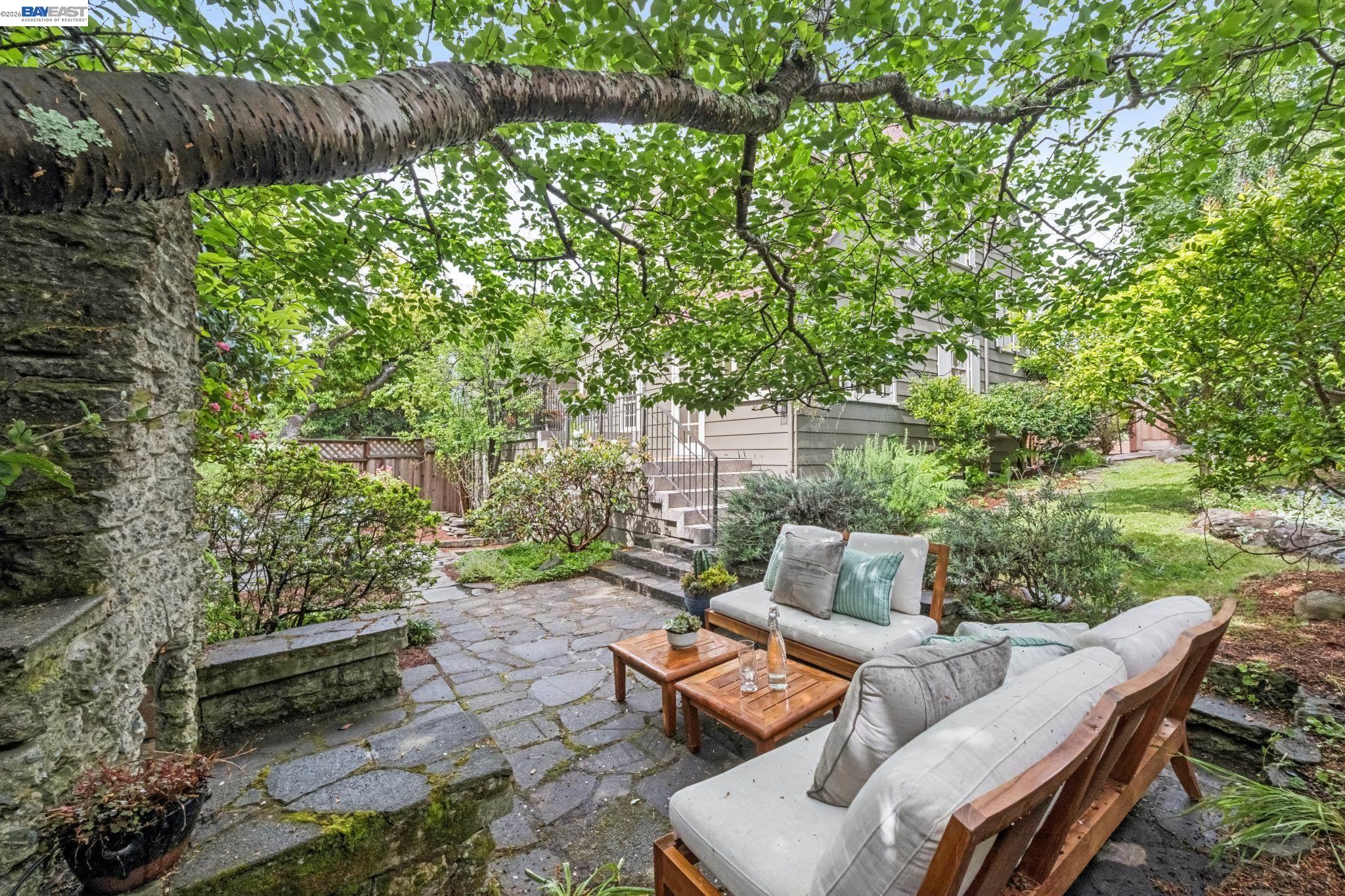 Detail Gallery Image 3 of 56 For 1800 San Lorenzo Avenue, Berkeley,  CA 94707 - 3 Beds | 1/1 Baths