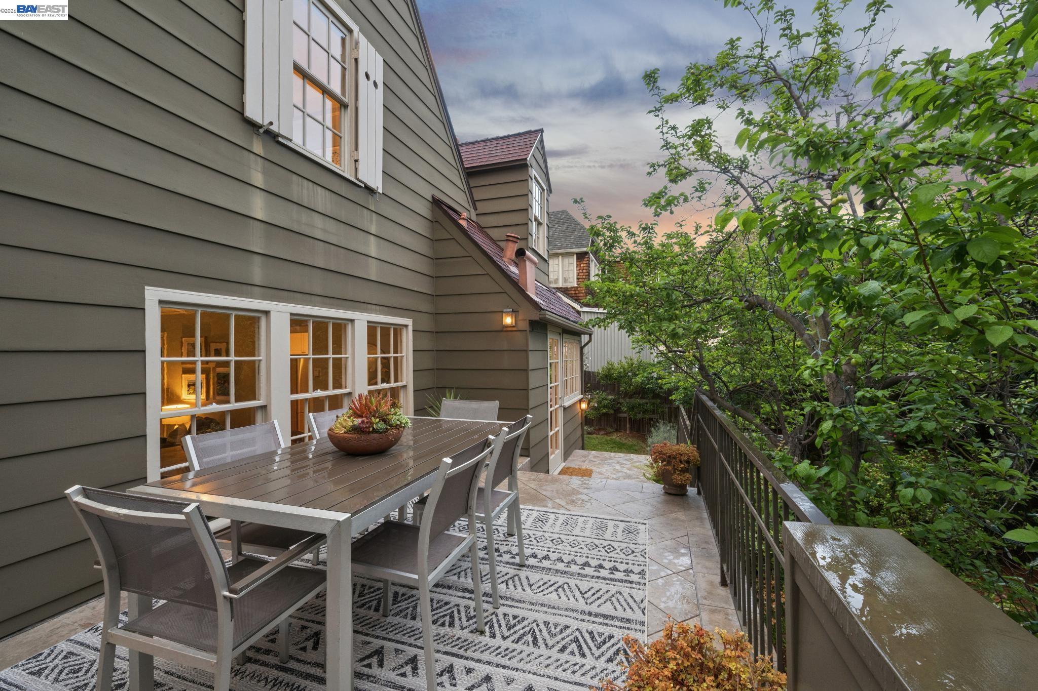 Detail Gallery Image 5 of 56 For 1800 San Lorenzo Avenue, Berkeley,  CA 94707 - 3 Beds | 1/1 Baths