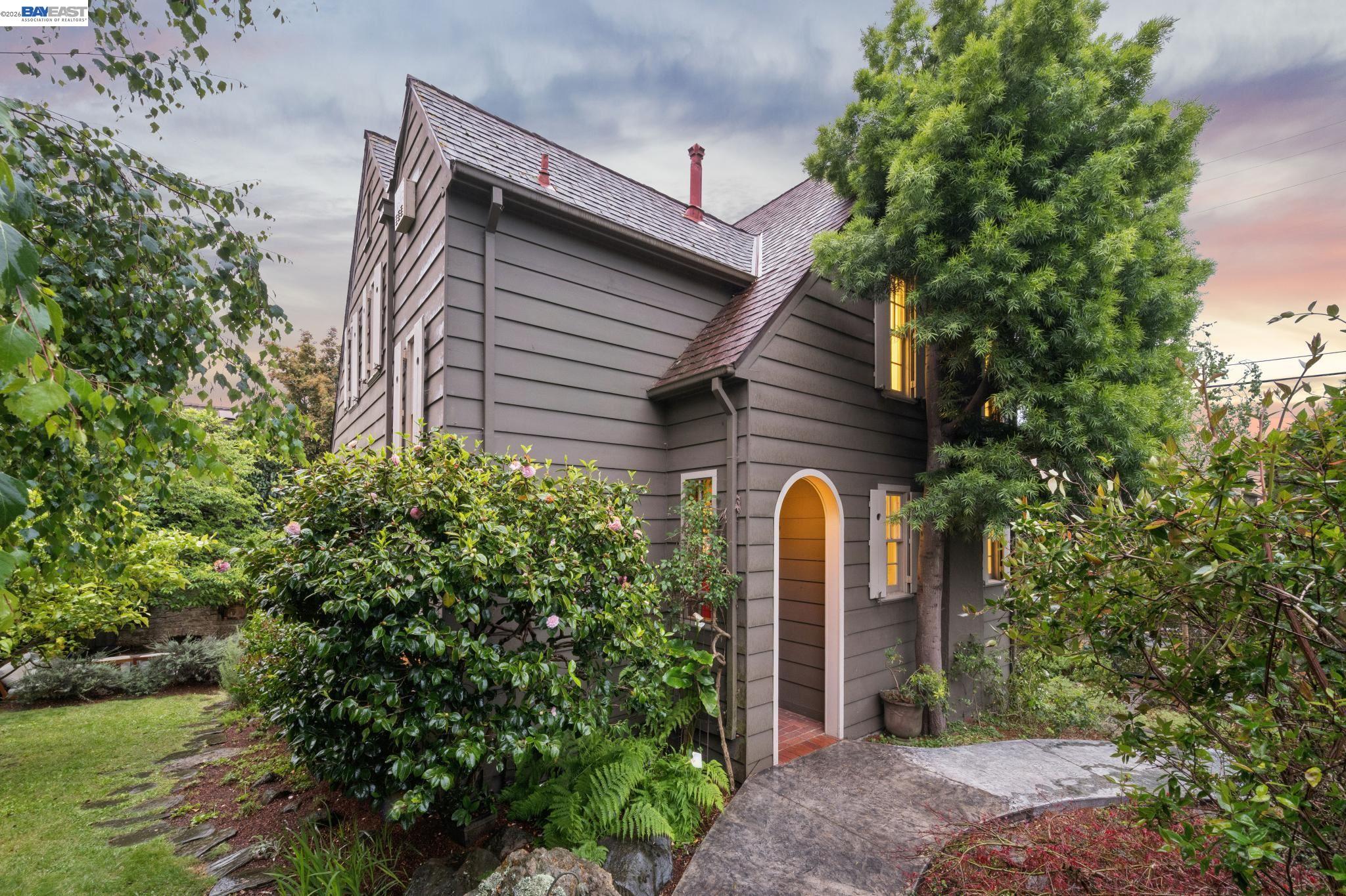 Detail Gallery Image 6 of 56 For 1800 San Lorenzo Avenue, Berkeley,  CA 94707 - 3 Beds | 1/1 Baths