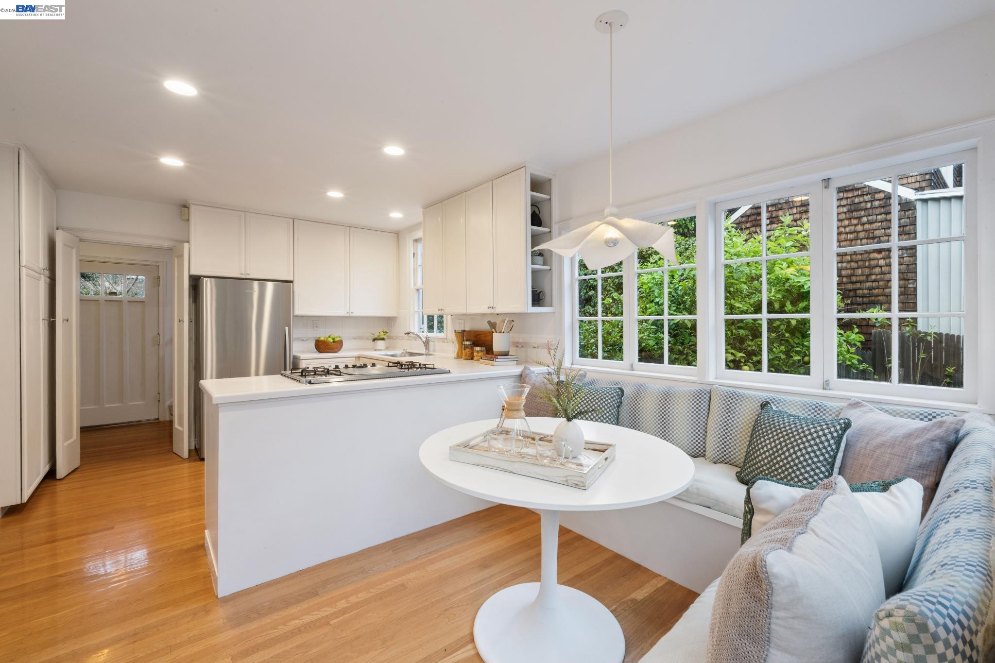 Detail Gallery Image 7 of 56 For 1800 San Lorenzo Avenue, Berkeley,  CA 94707 - 3 Beds | 1/1 Baths