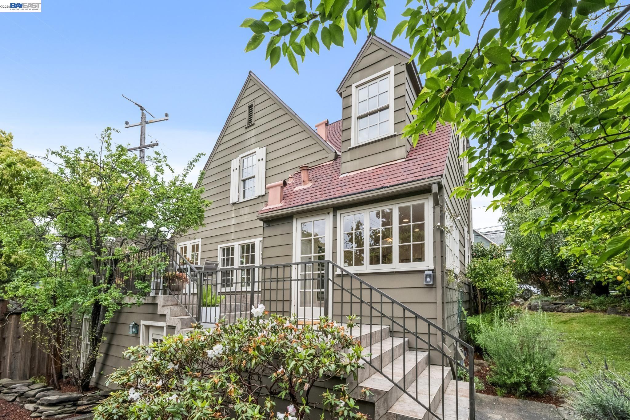 Detail Gallery Image 9 of 56 For 1800 San Lorenzo Avenue, Berkeley,  CA 94707 - 3 Beds | 1/1 Baths