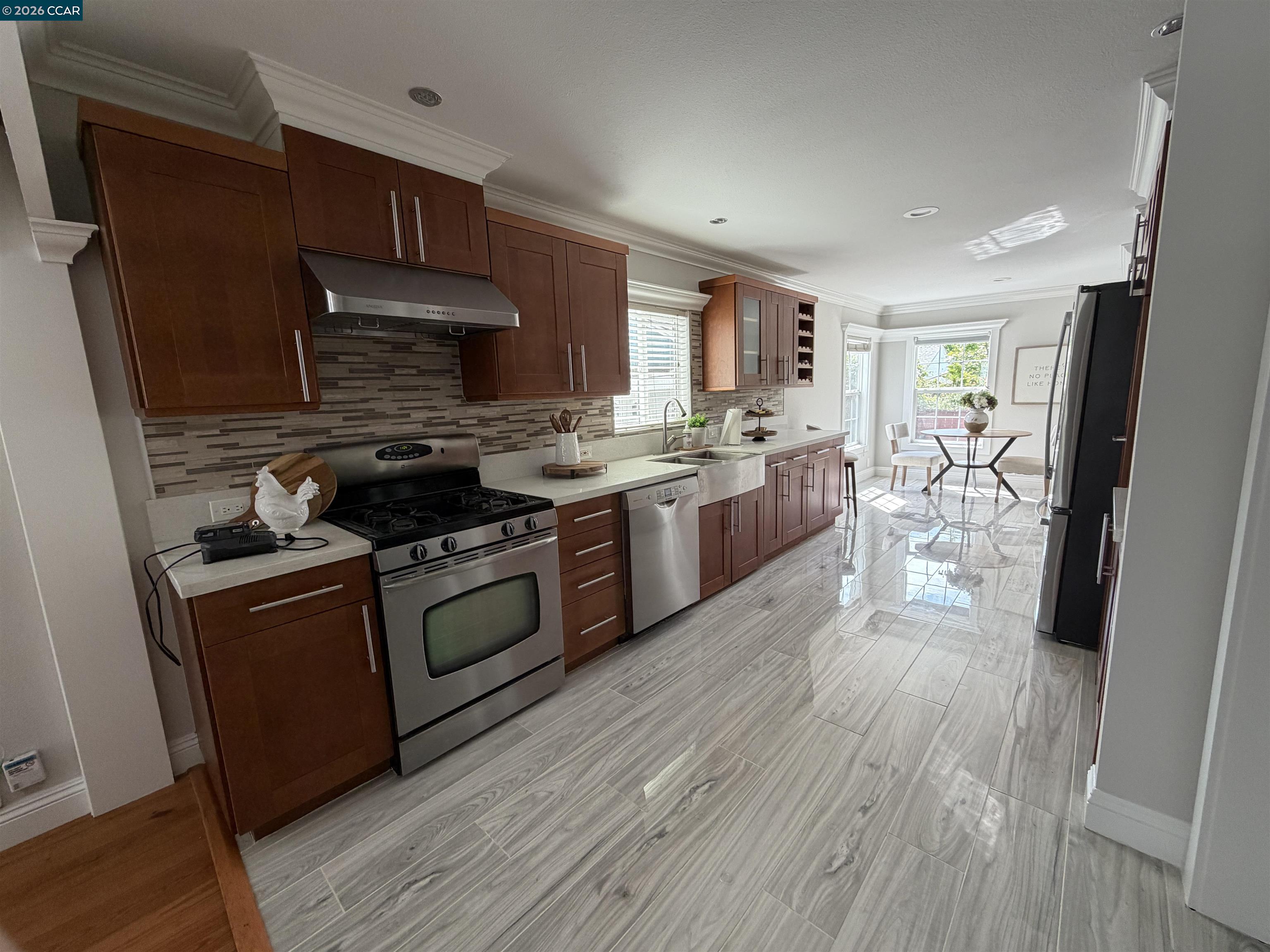 Detail Gallery Image 4 of 16 For 916 Bataan Ave, Berkeley,  CA 94710 - 3 Beds | 2 Baths