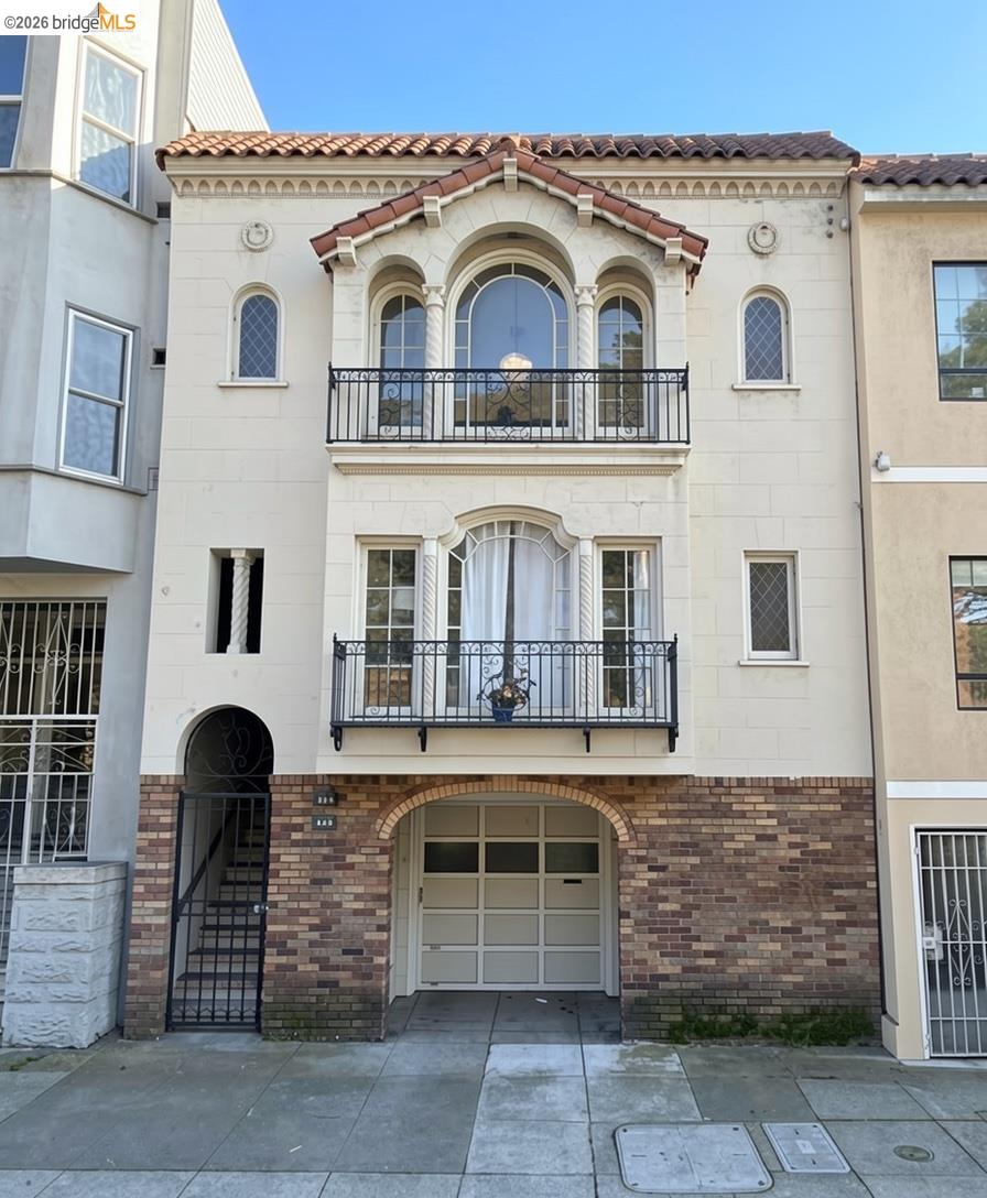 Detail Gallery Image 2 of 35 For 323 Lincoln Way, San Francisco,  CA 94122 - 2 Beds | 1 Baths