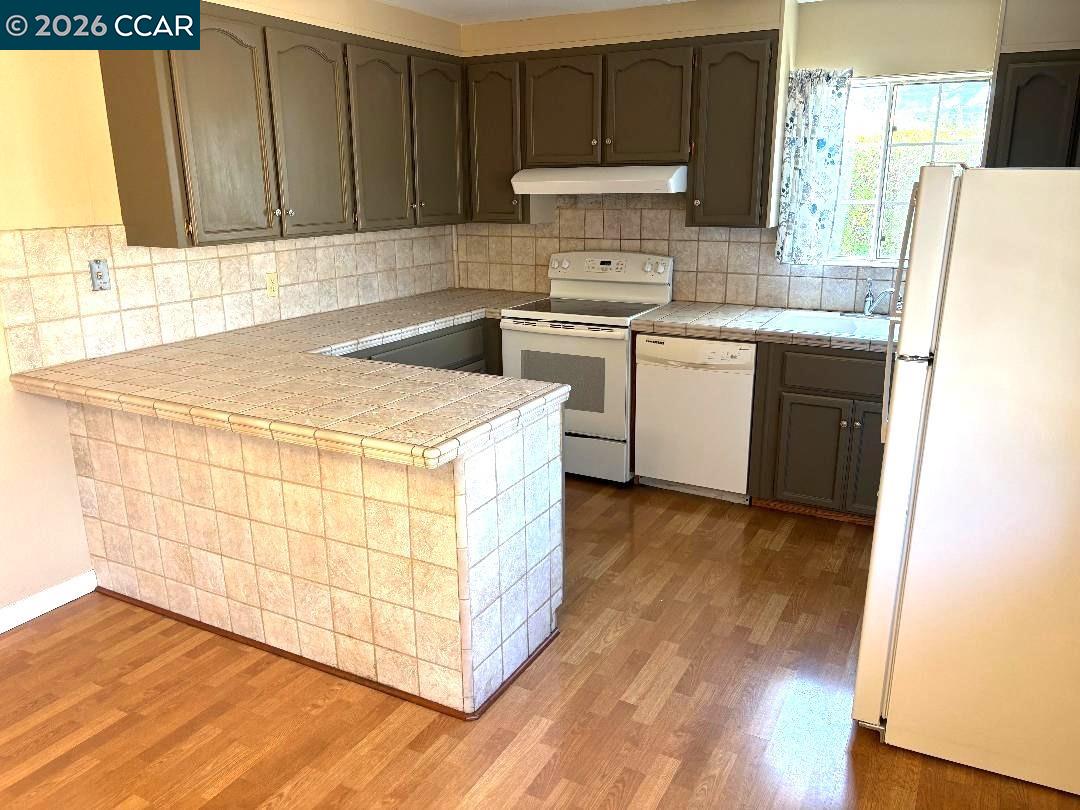 Detail Gallery Image 6 of 13 For 5505 Arizona Dr, Concord,  CA 94521 - 4 Beds | 2 Baths