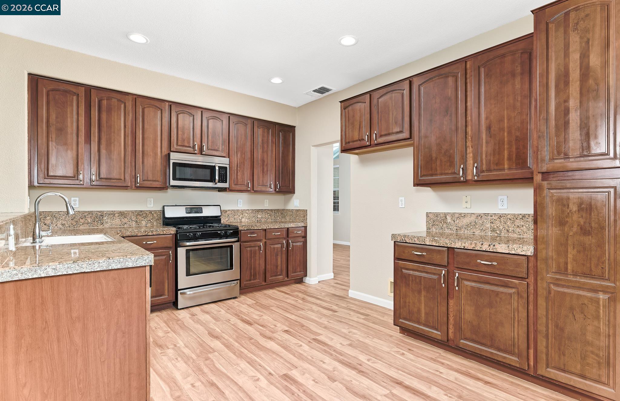 Detail Gallery Image 3 of 29 For 116 Travertine Ave, Lathrop,  CA 95330 - 5 Beds | 3 Baths