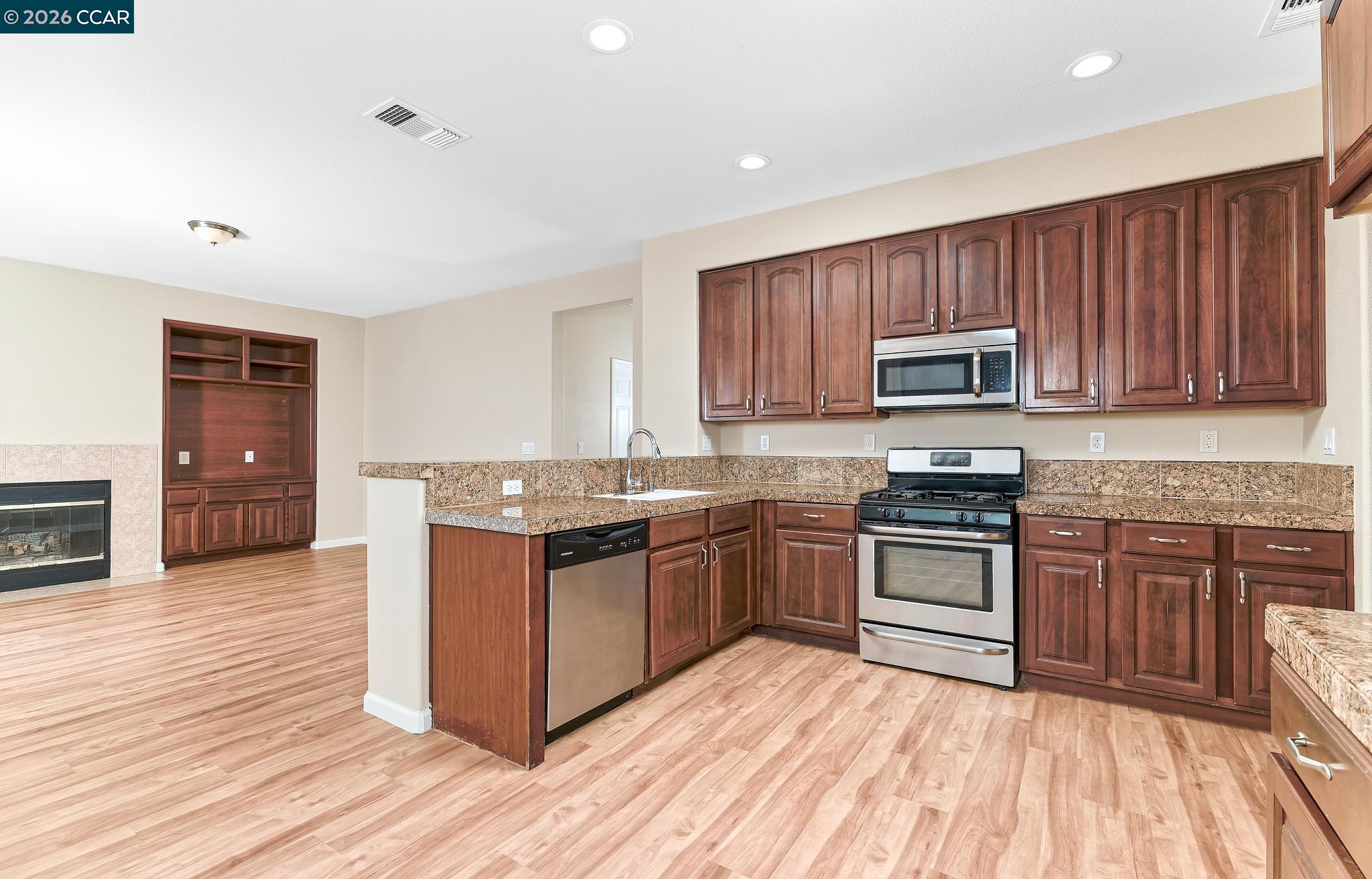 Detail Gallery Image 4 of 29 For 116 Travertine Ave, Lathrop,  CA 95330 - 5 Beds | 3 Baths