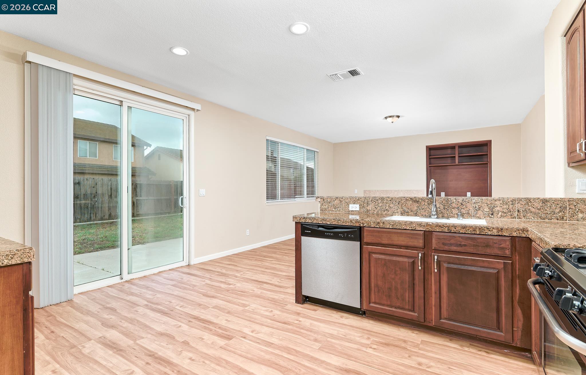 Detail Gallery Image 5 of 29 For 116 Travertine Ave, Lathrop,  CA 95330 - 5 Beds | 3 Baths