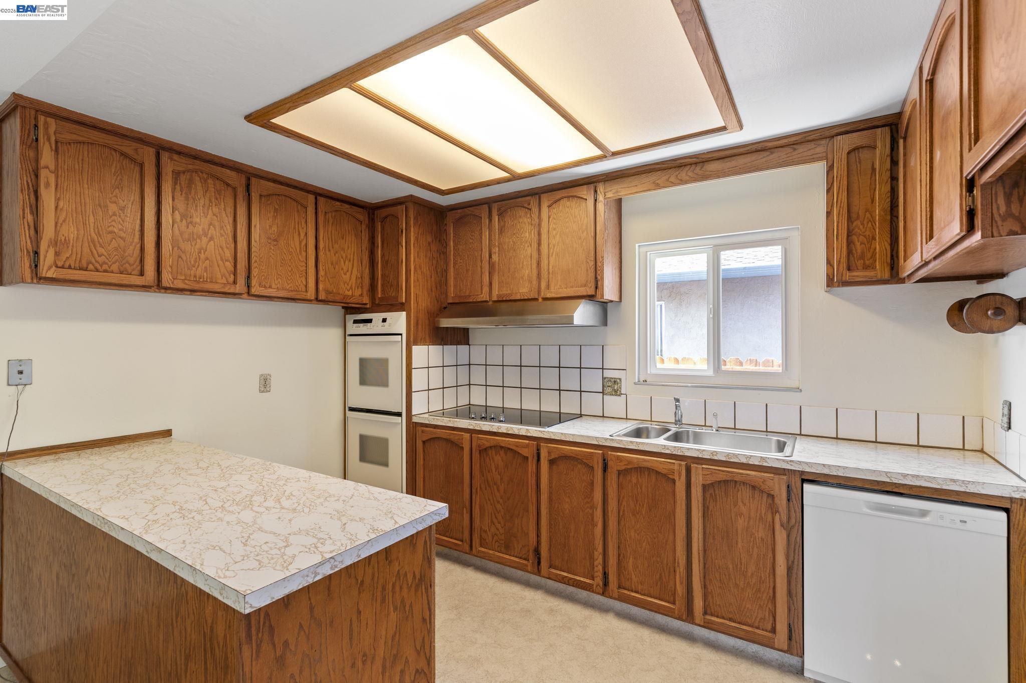 Detail Gallery Image 9 of 46 For 40272 Davis St, Fremont,  CA 94538 - 4 Beds | 2/1 Baths